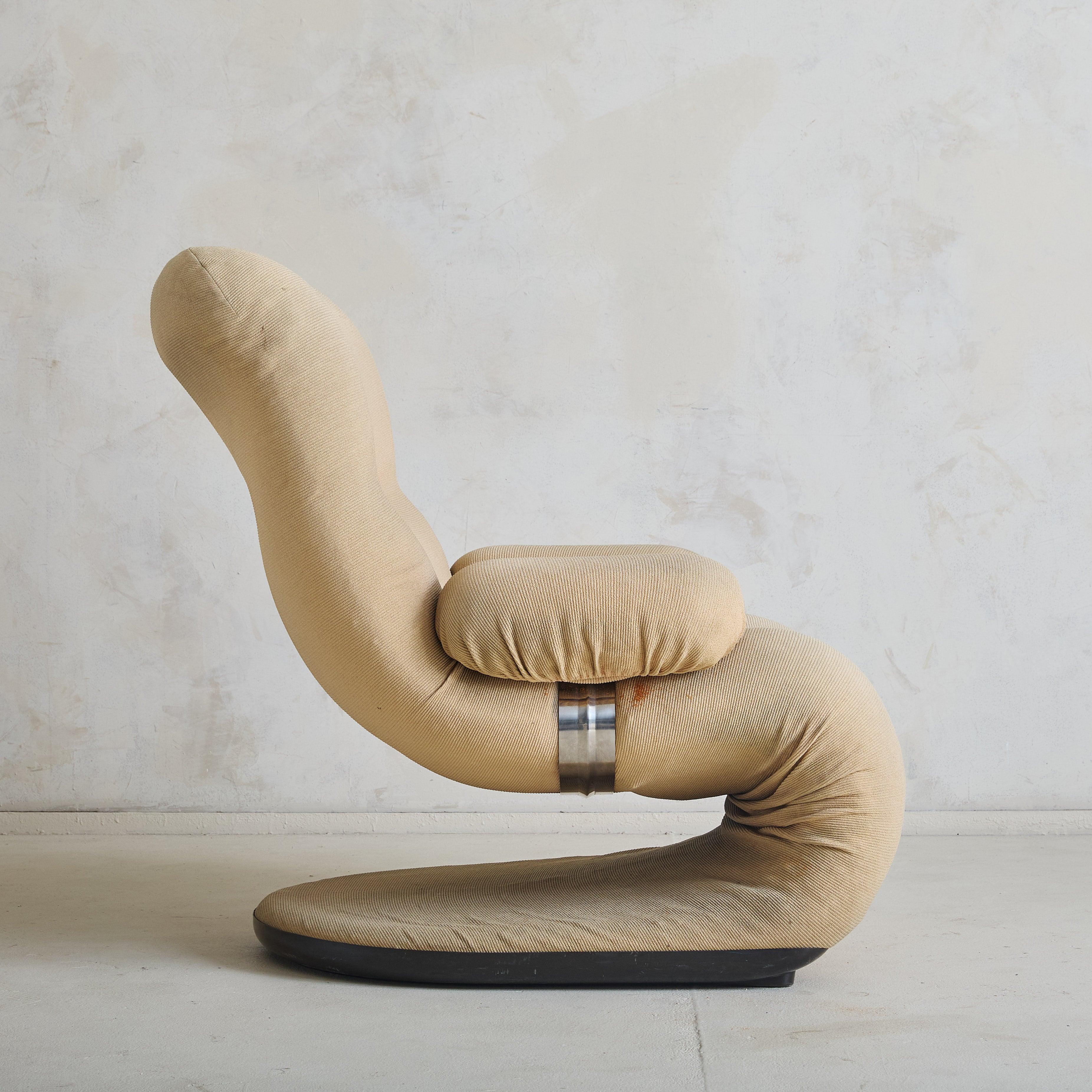 La poltrona Girasole è stata disegnata da Antonio Citterio e Paolo Nava per 4P negli anni Settanta. Rivestito in tessuto elasticizzato beige con pad in gommapiuma, rimane fedele alla sua epoca. L'elemento di spicco è la grande fascia d'acciaio che