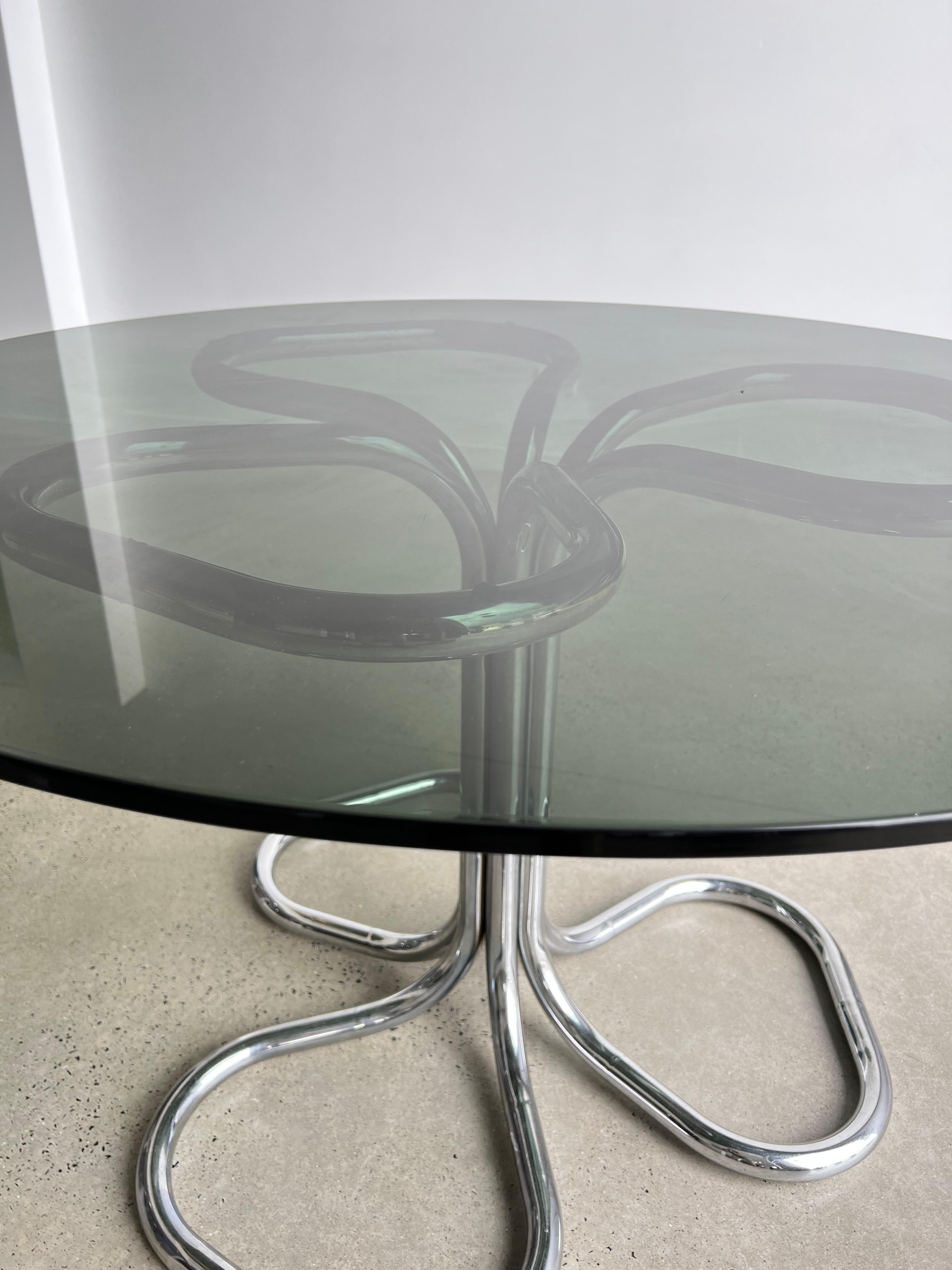 Italienischer runder italienischer Giotto Stoppino-Tisch aus Rauchglas und Chrom, 1970 9
