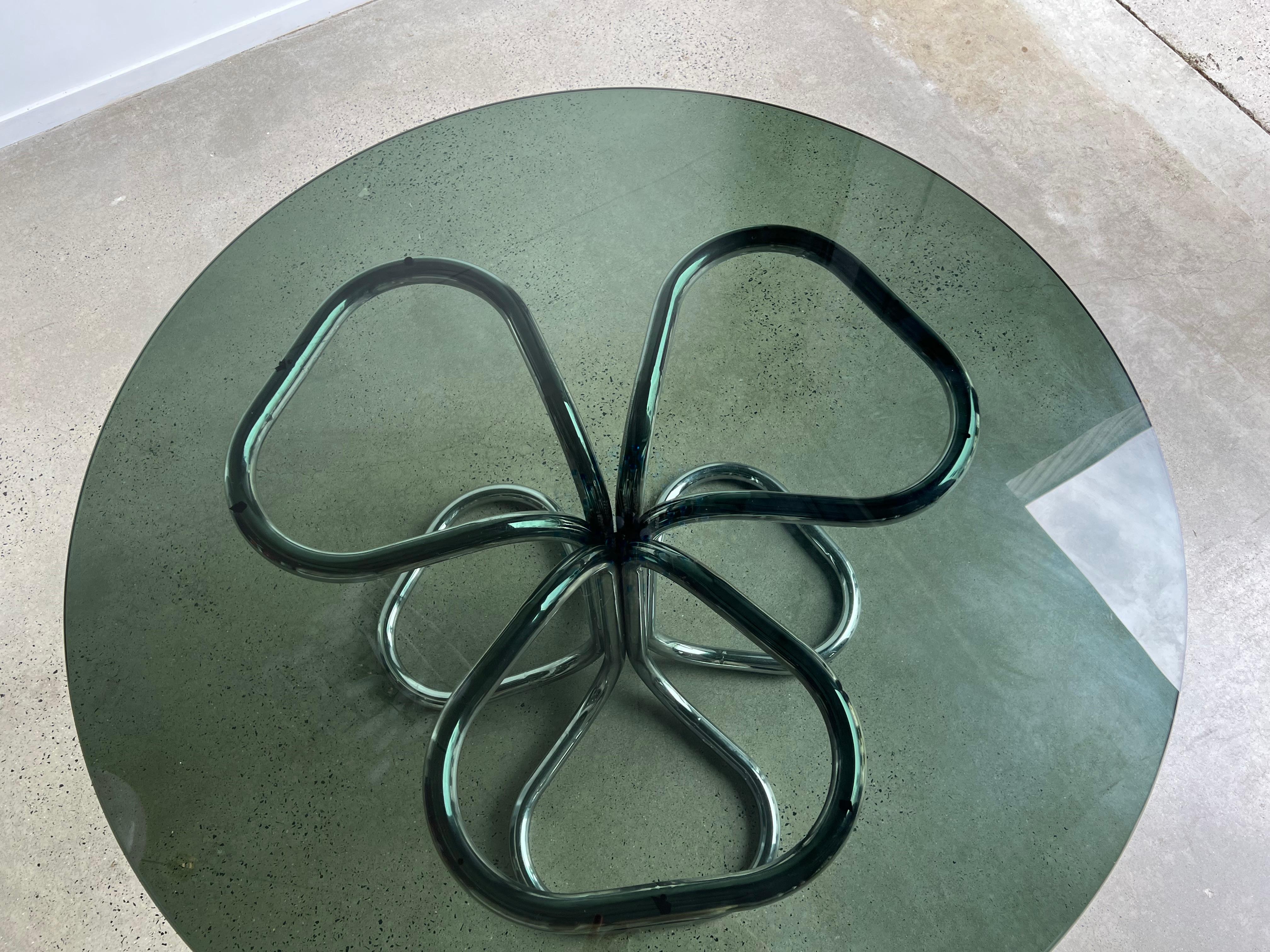 Italienischer runder italienischer Giotto Stoppino-Tisch aus Rauchglas und Chrom, 1970 (Moderne der Mitte des Jahrhunderts)