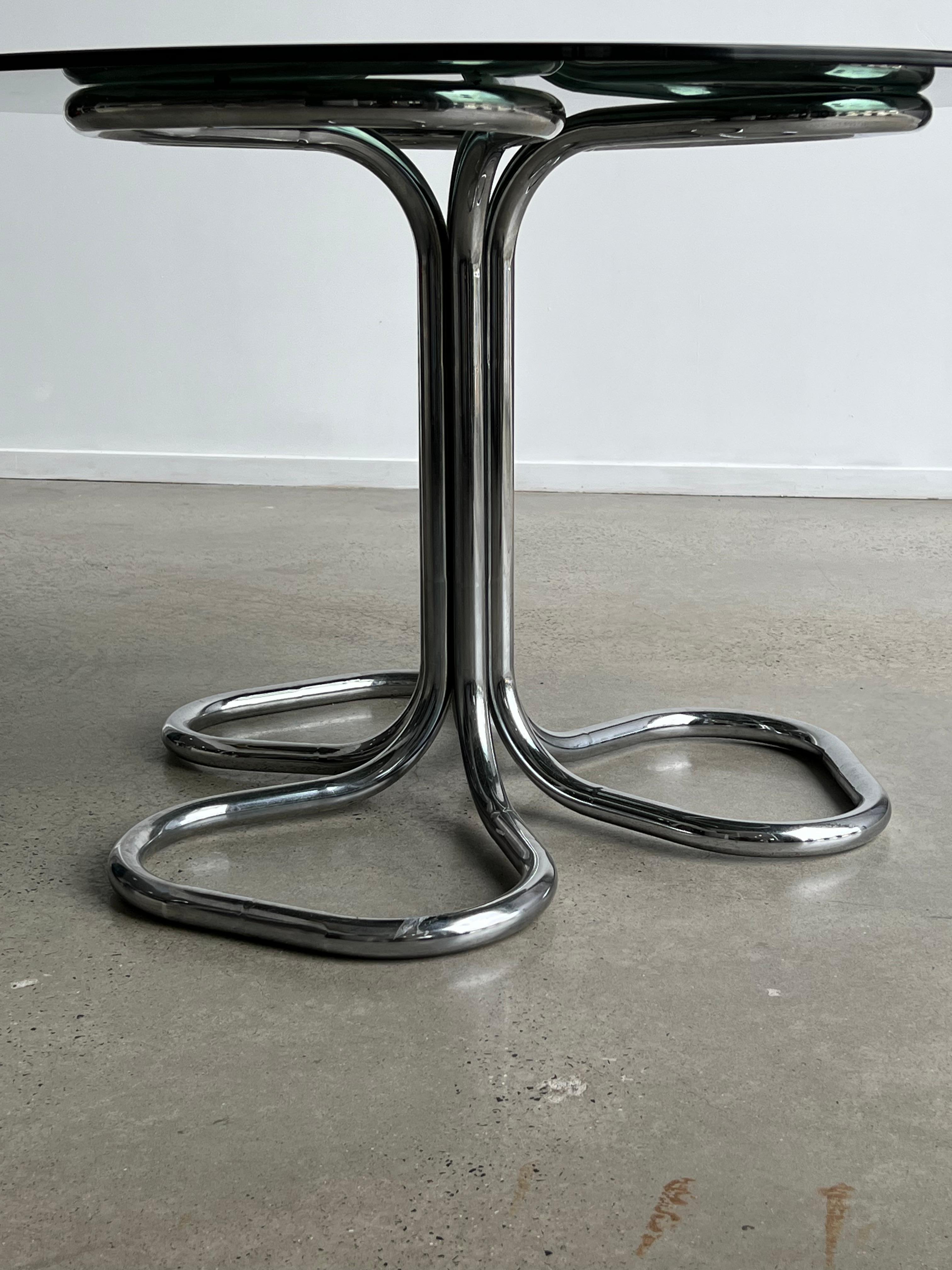 Italienischer runder italienischer Giotto Stoppino-Tisch aus Rauchglas und Chrom, 1970 (Ende des 20. Jahrhunderts)