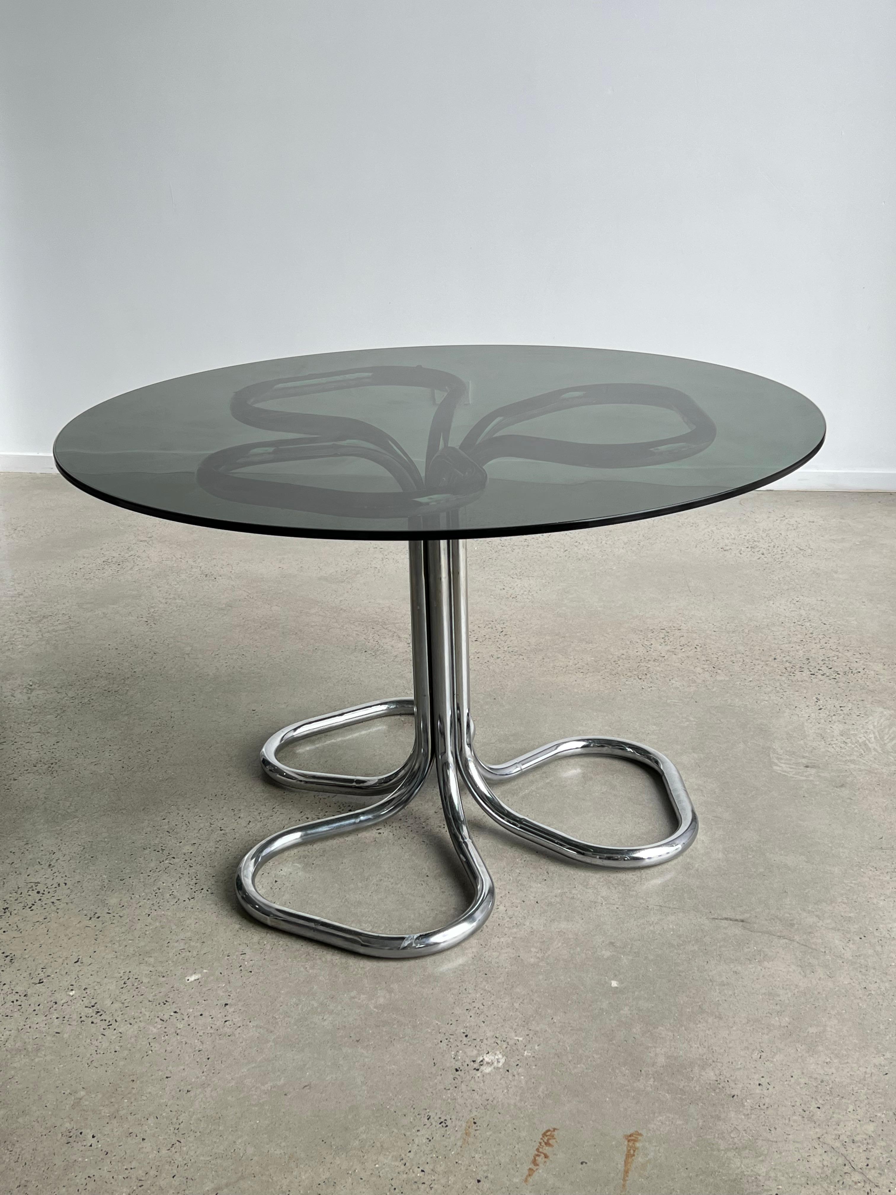 Italienischer runder italienischer Giotto Stoppino-Tisch aus Rauchglas und Chrom, 1970 1