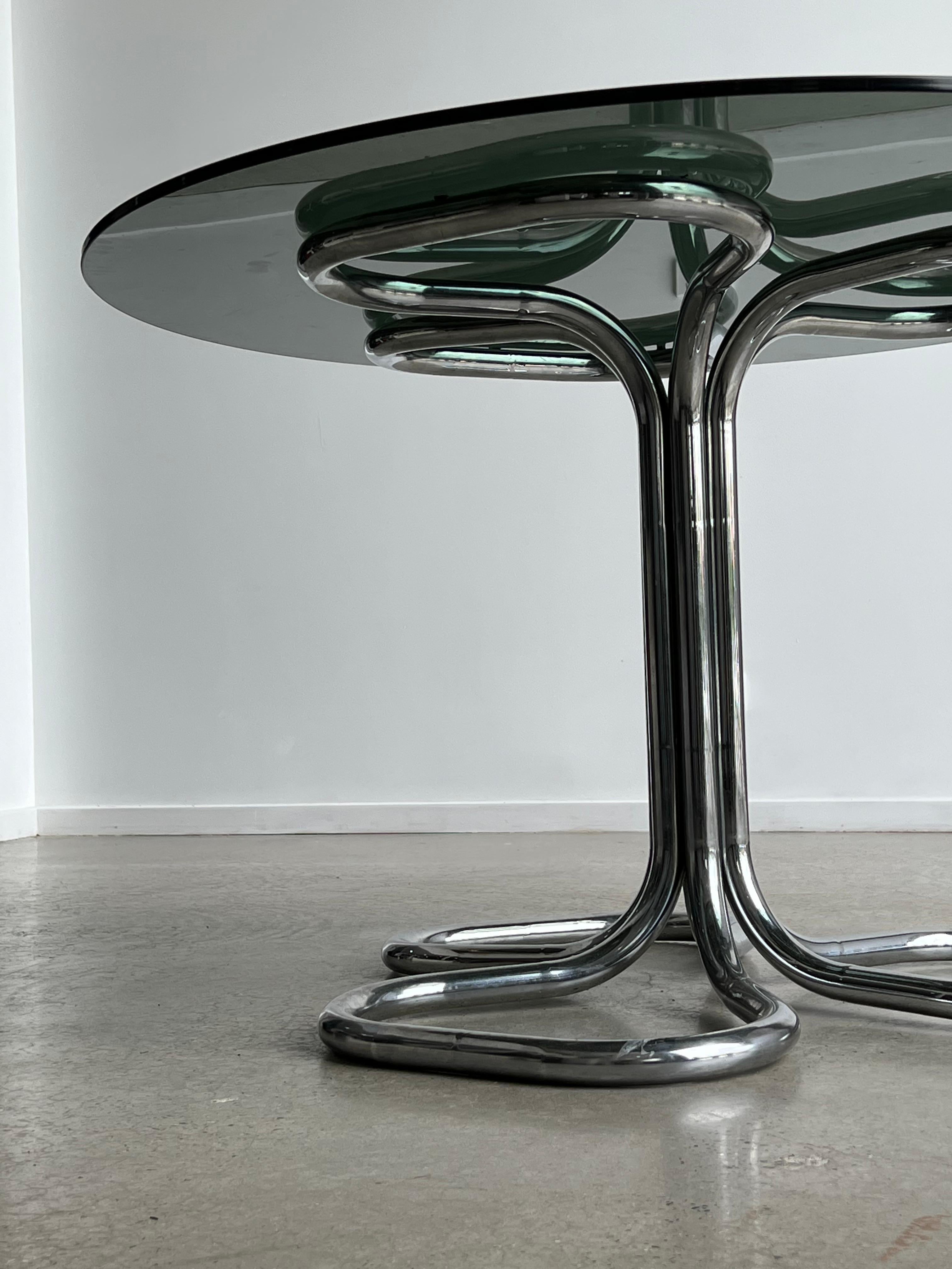 Italienischer runder italienischer Giotto Stoppino-Tisch aus Rauchglas und Chrom, 1970 2