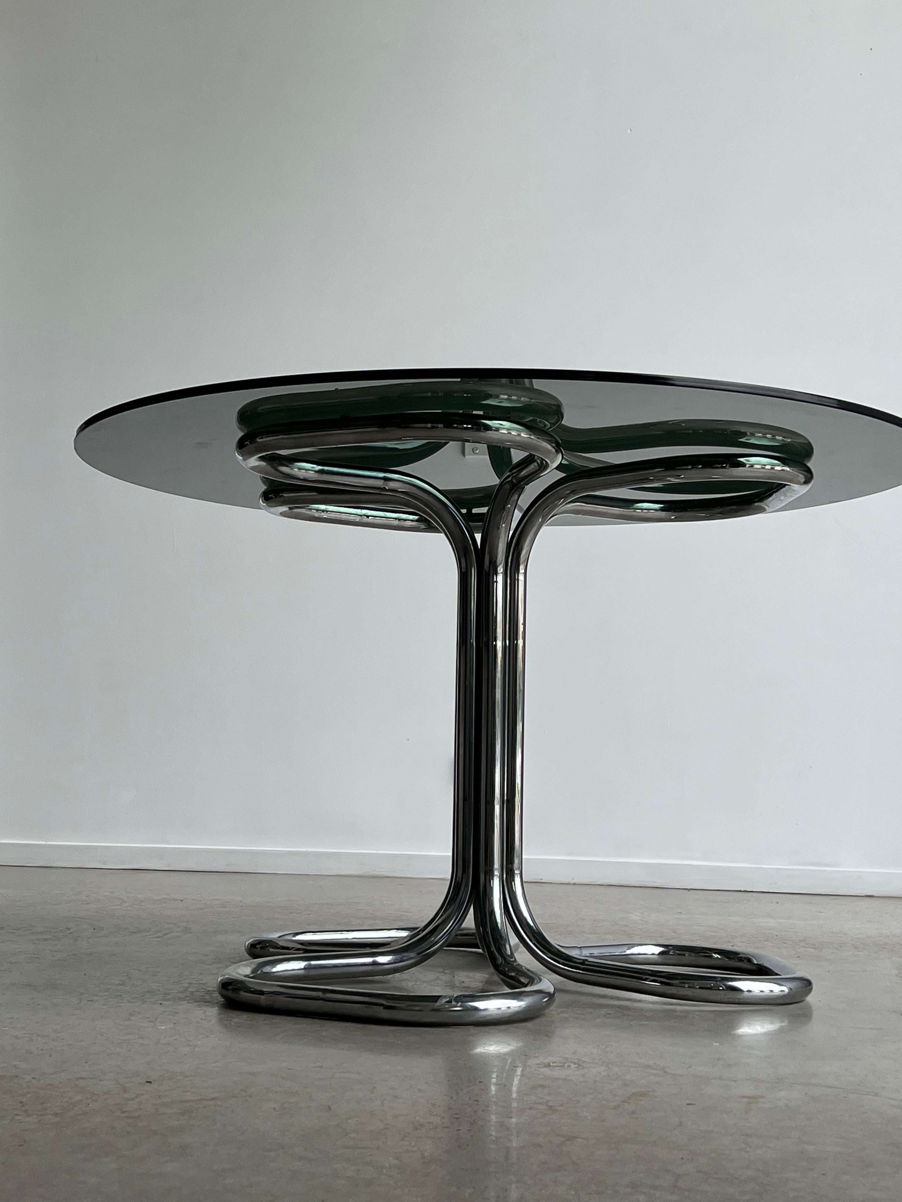 Italienischer runder italienischer Giotto Stoppino-Tisch aus Rauchglas und Chrom, 1970 3