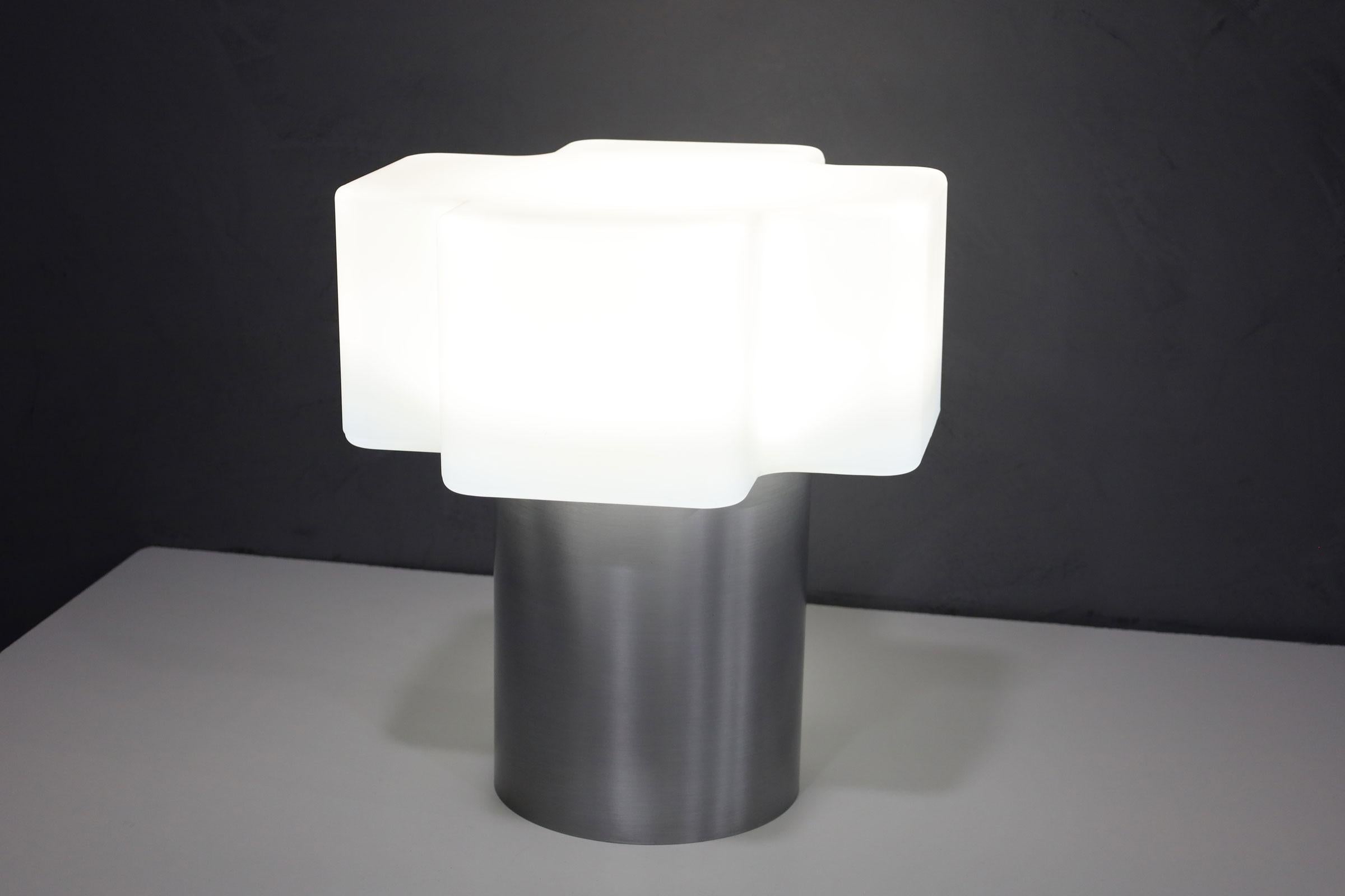 Lampe de table unique avec base en aluminium et plateau en verre italien en forme de 