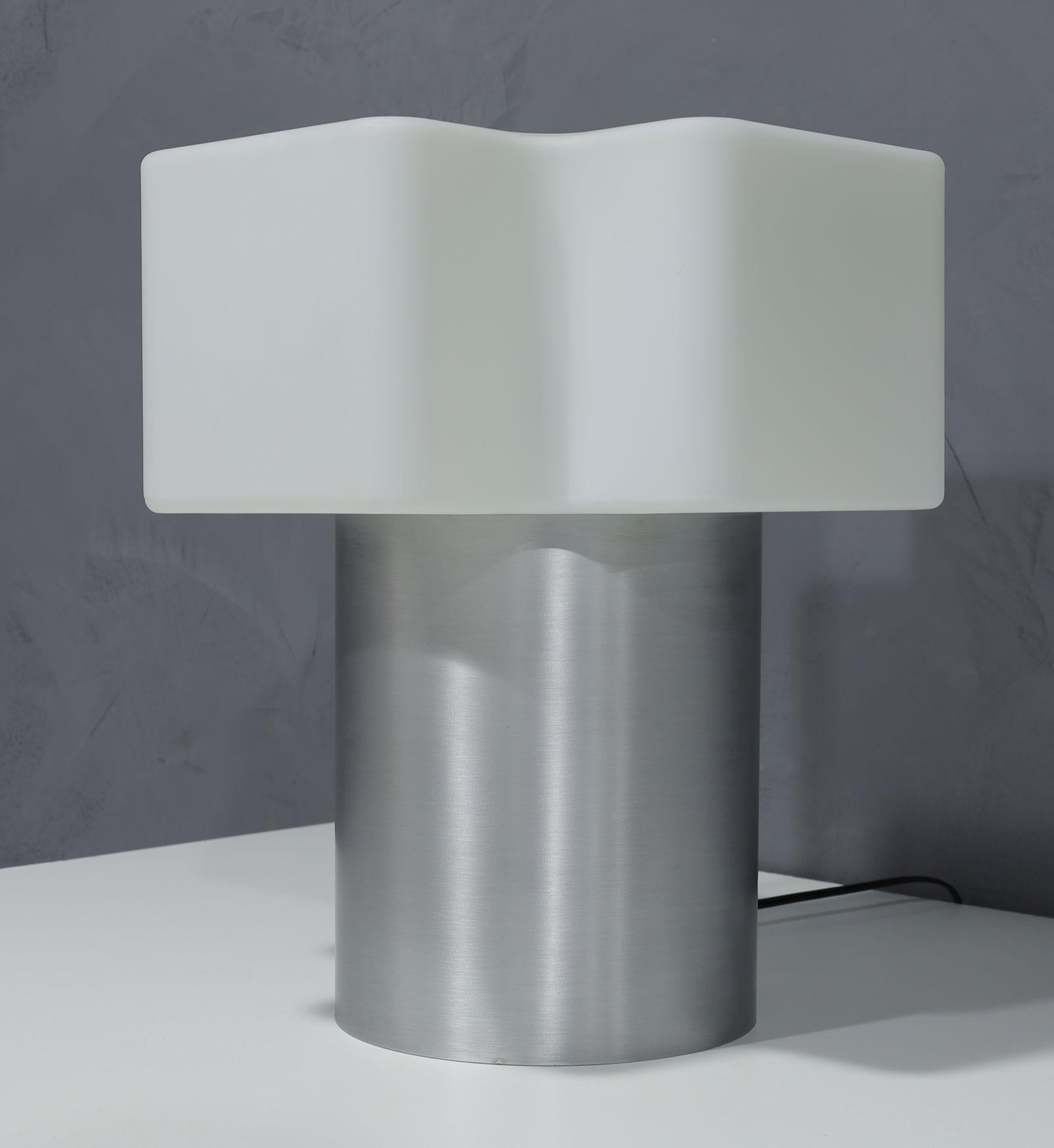 Aluminium Lampe de bureau italienne en verre et aluminium fabriquée en Italie en vente