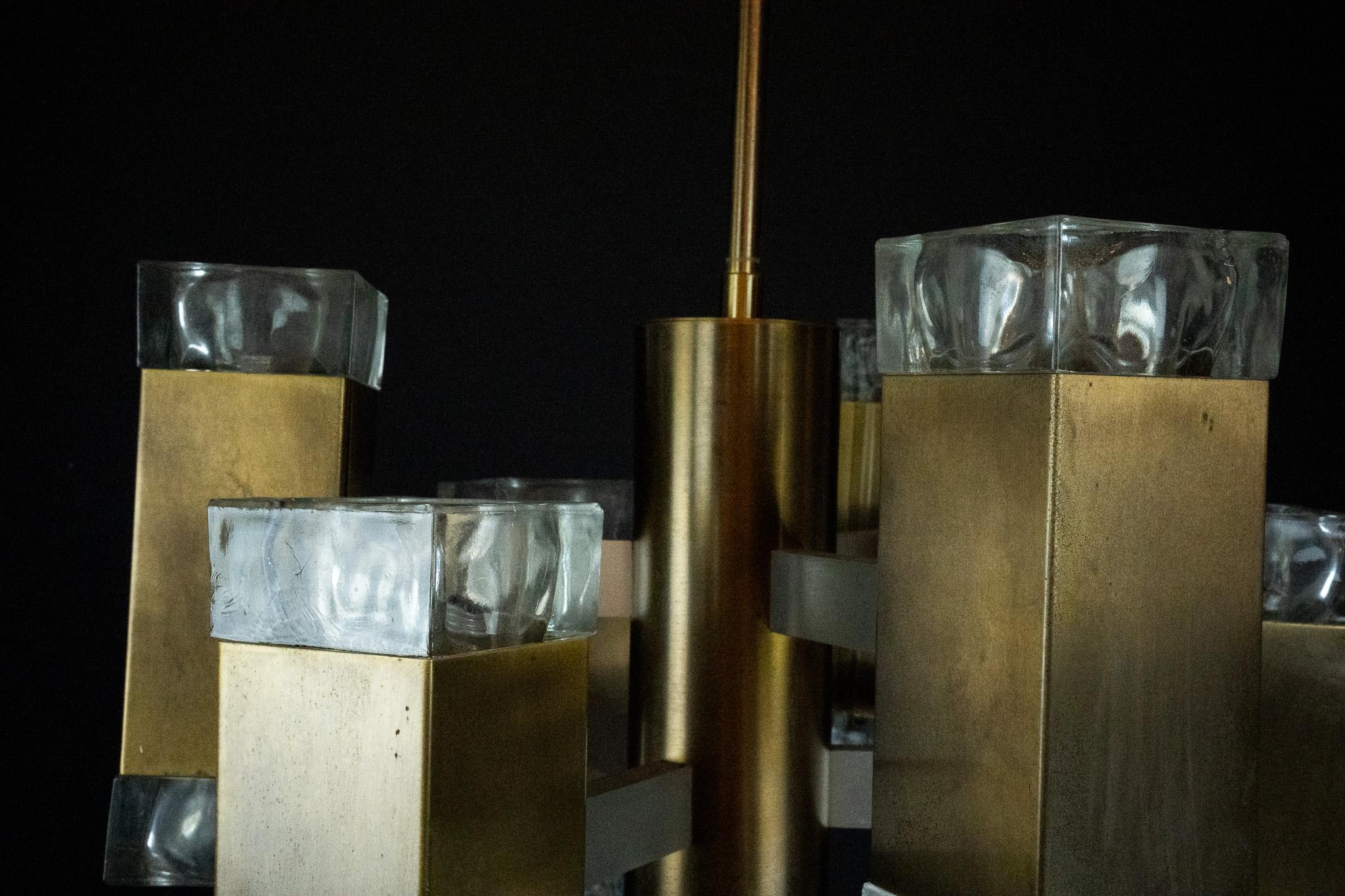 Lustre italien en verre et laiton à 12 lumières produit par Sciolari dans les années 70 en vente 4