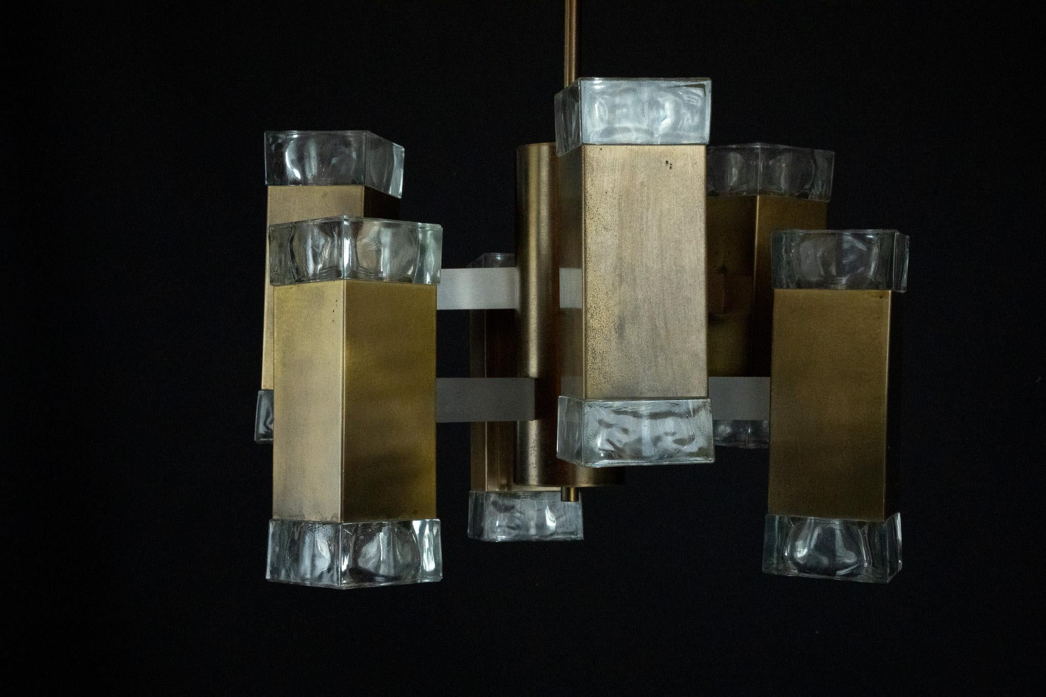 Européen Lustre italien en verre et laiton à 12 lumières produit par Sciolari dans les années 70 en vente
