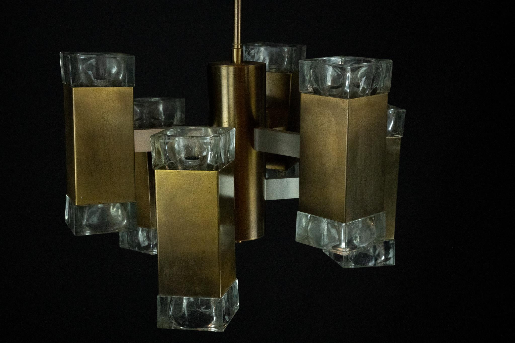 20ième siècle Lustre italien en verre et laiton à 12 lumières produit par Sciolari dans les années 70 en vente