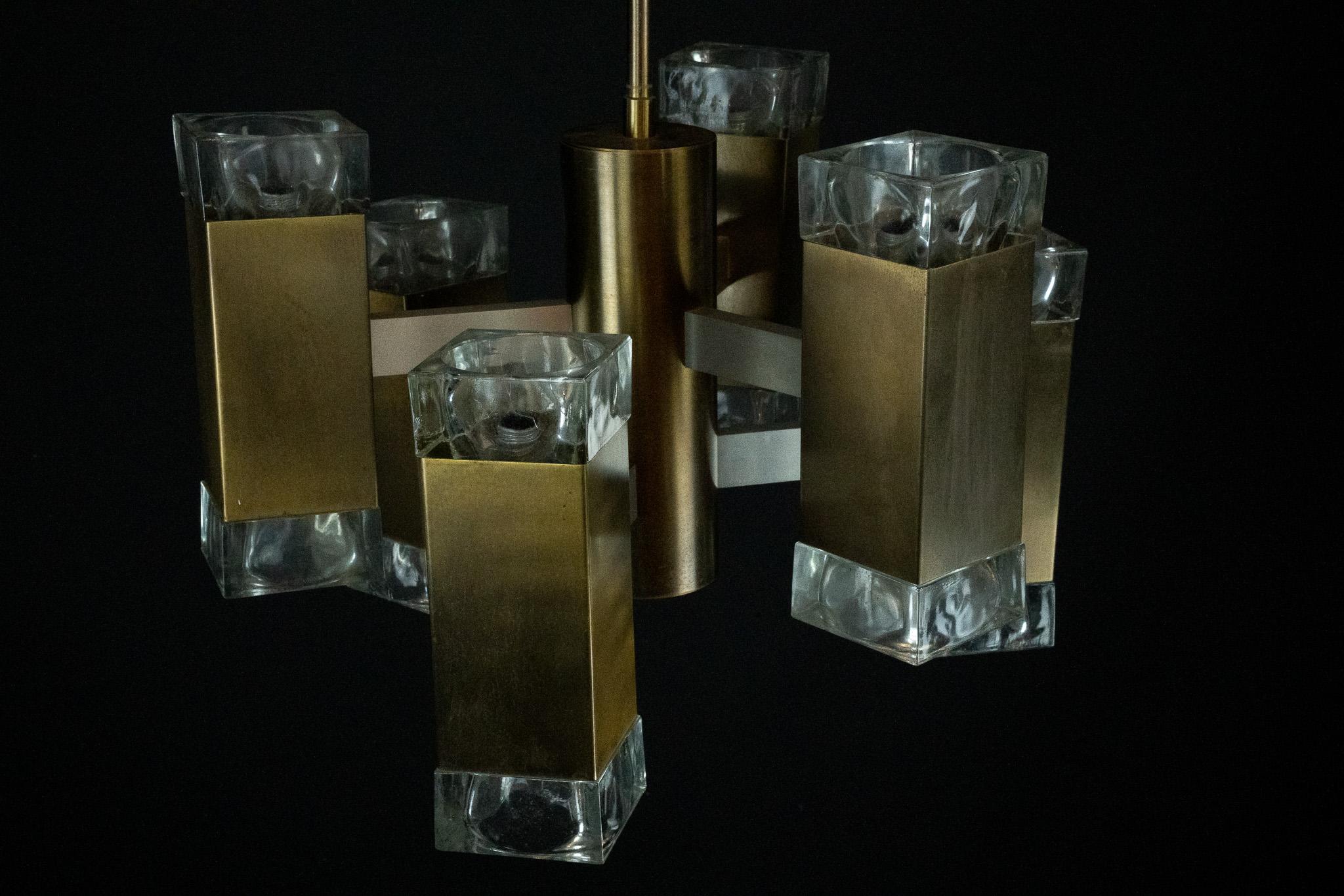 Laiton Lustre italien en verre et laiton à 12 lumières produit par Sciolari dans les années 70 en vente