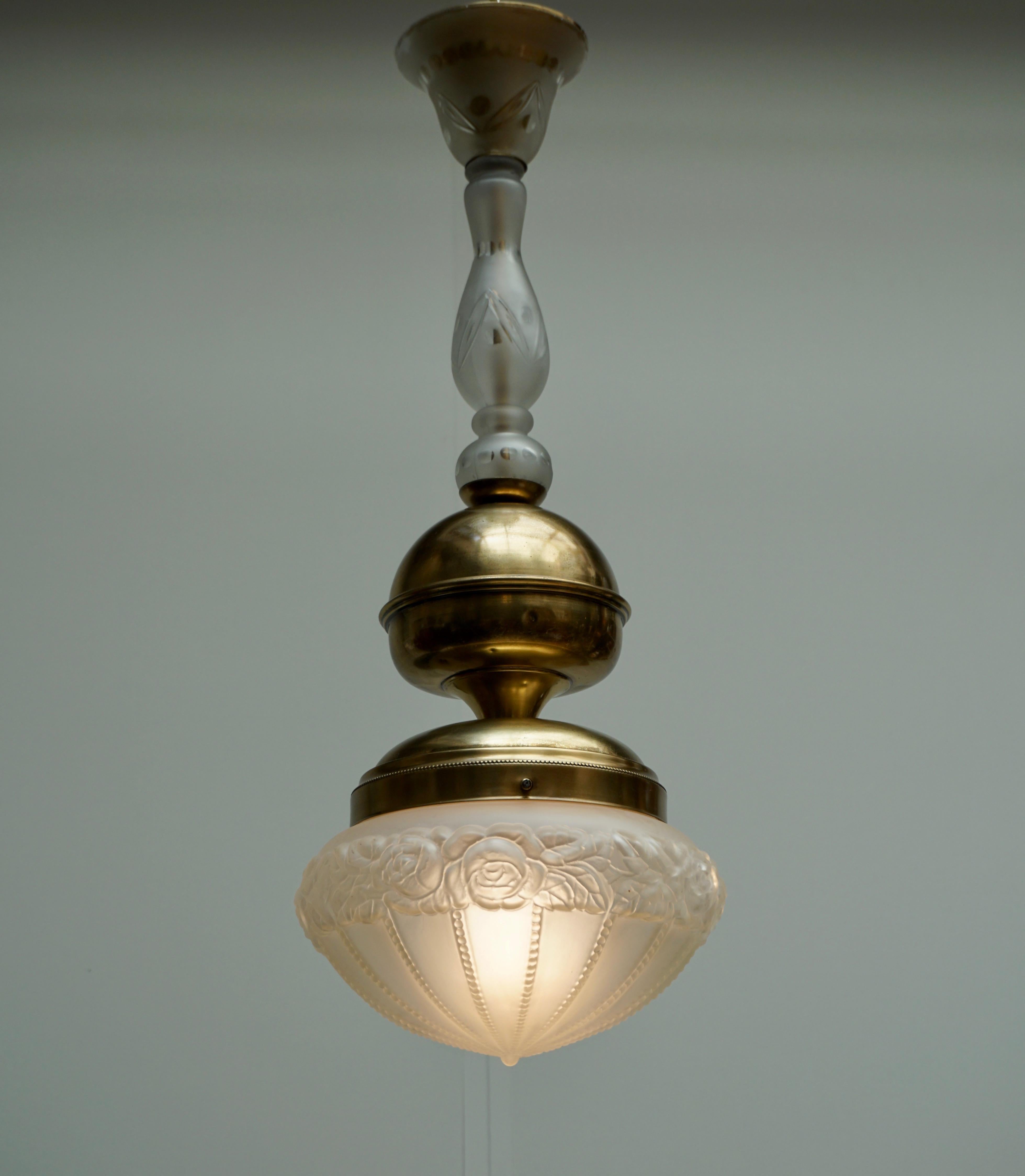 Mid-Century Modern Lampe à suspension italienne en verre et laiton en vente