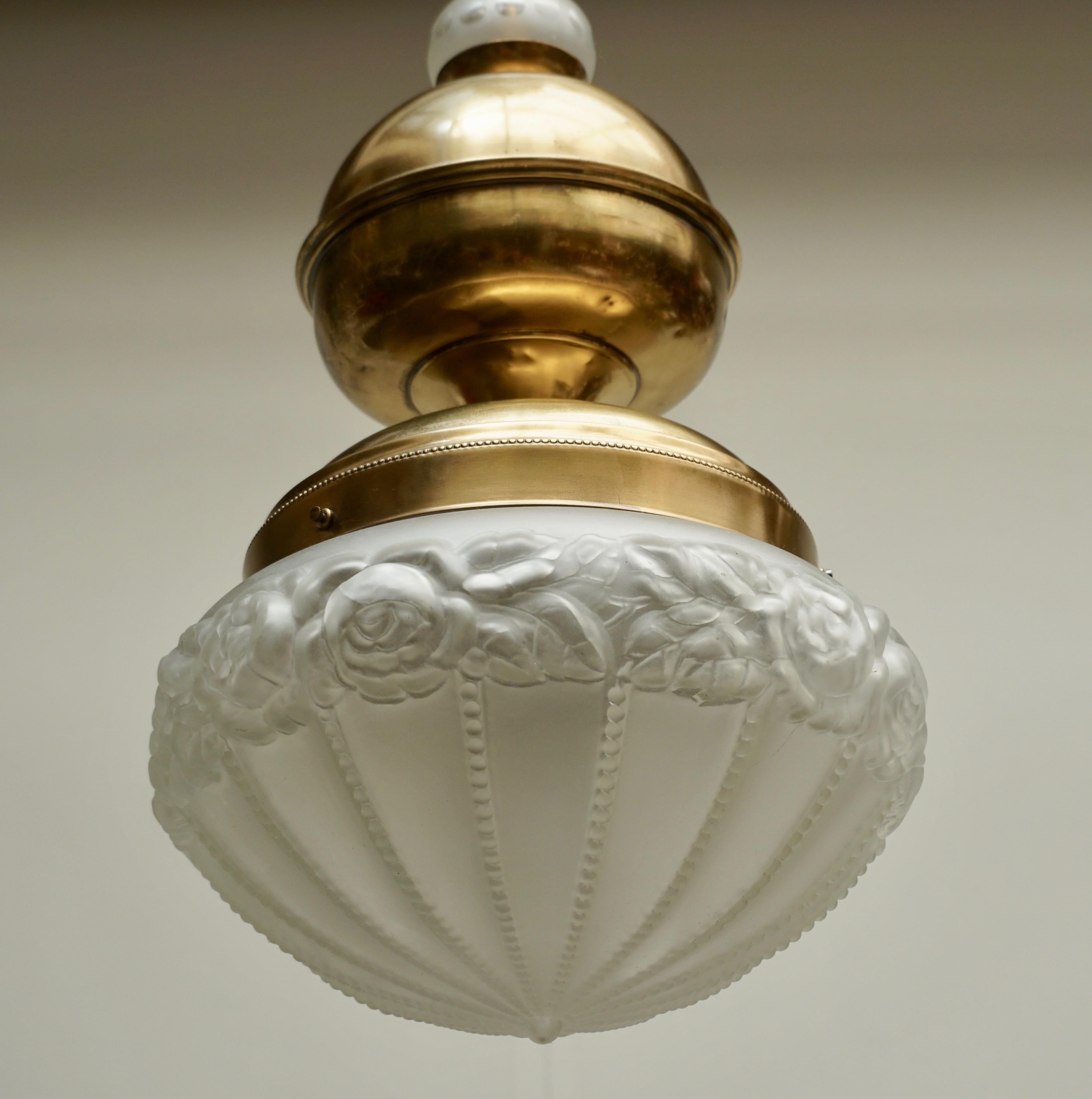20ième siècle Lampe à suspension italienne en verre et laiton en vente