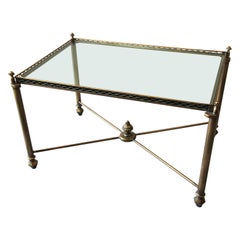 Table basse rectangulaire italienne en verre et laiton:: circa 1970 Table basse rectangulaire italienne en verre et laiton:: circa 1970