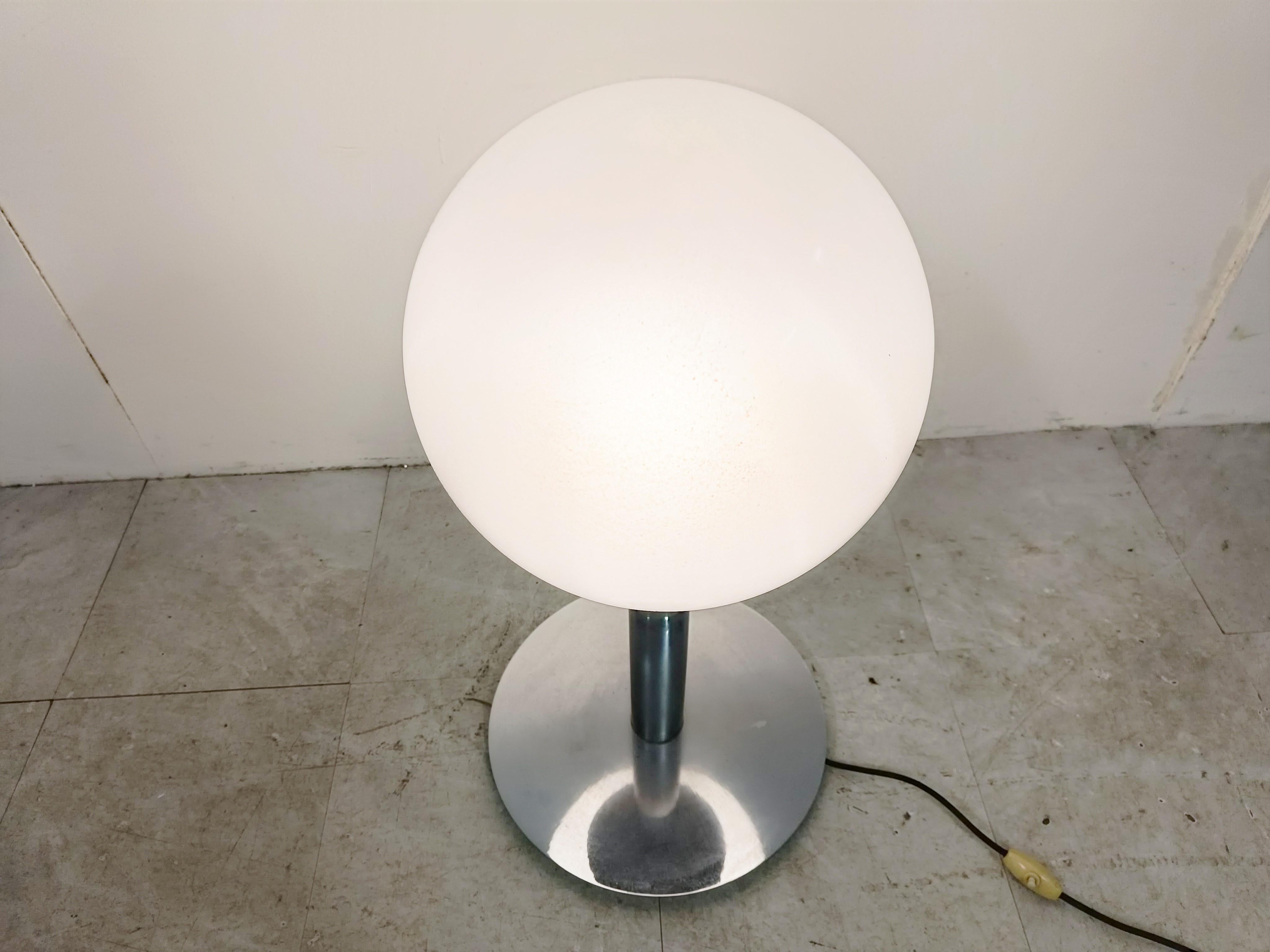 Mid century table lamp with a chrome base and a glass globe shade.

Cool vintage table lamp which emits a nice dimmed light.

Good condition, tested and ready to use.

1960s - Italy

Height: 50cm/19.68
