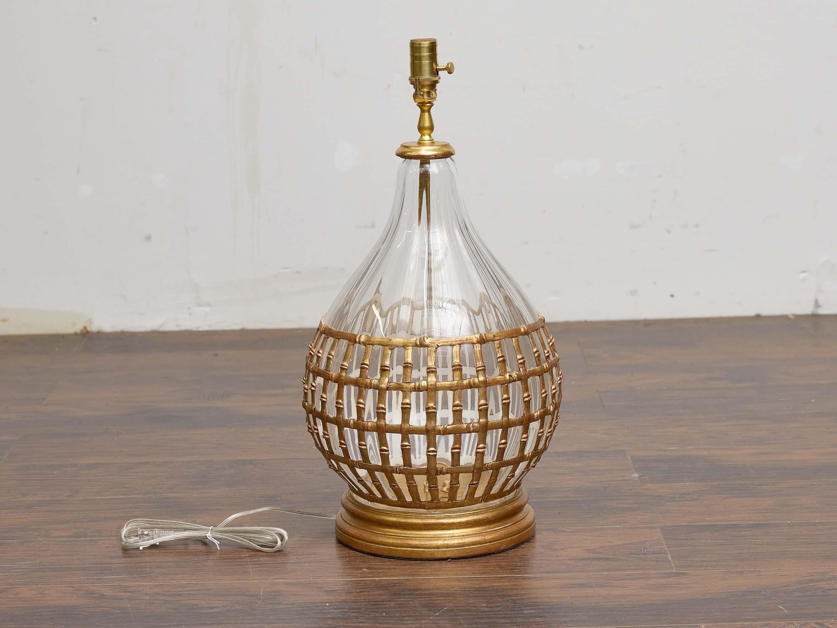 Mid-Century moderno Lampada da tavolo in vetro e bambù dorato con base rotonda, circa 1950 in vendita