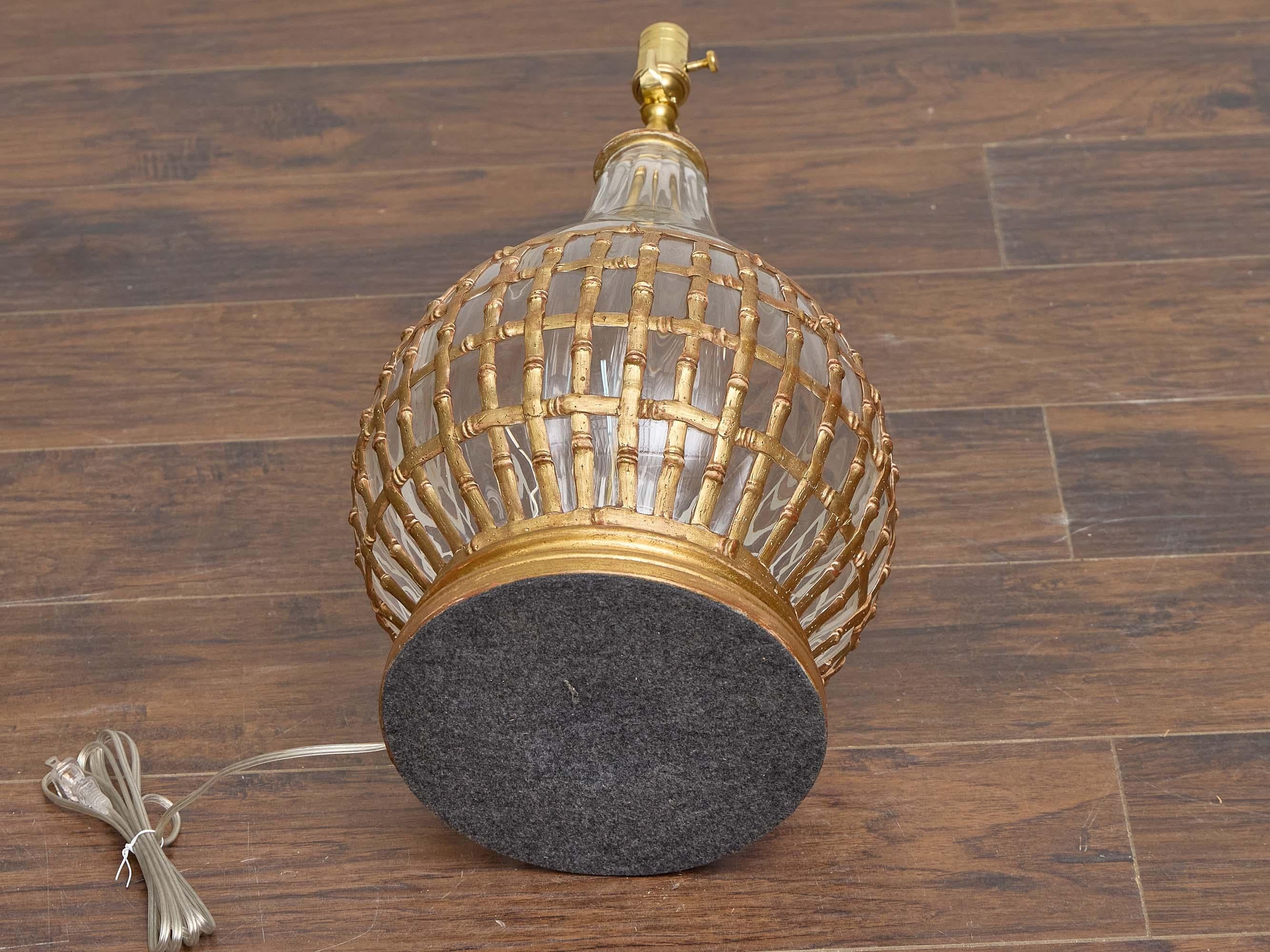 Dorato Lampada da tavolo in vetro e bambù dorato con base rotonda, circa 1950 in vendita