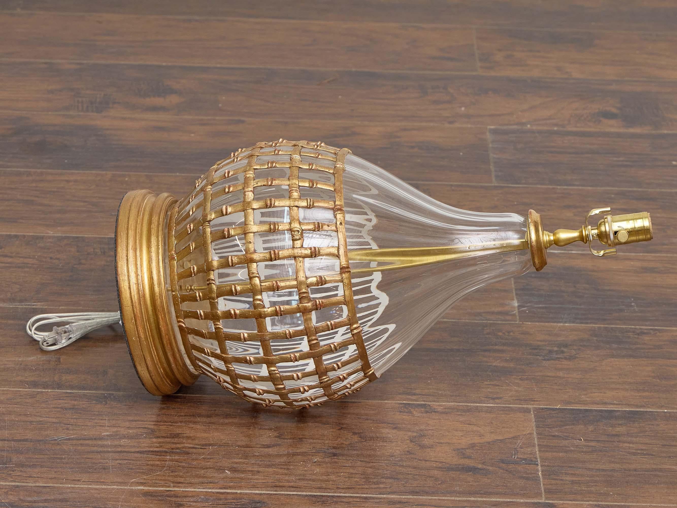 Lampada da tavolo in vetro e bambù dorato con base rotonda, circa 1950 In condizioni buone in vendita a Atlanta, GA