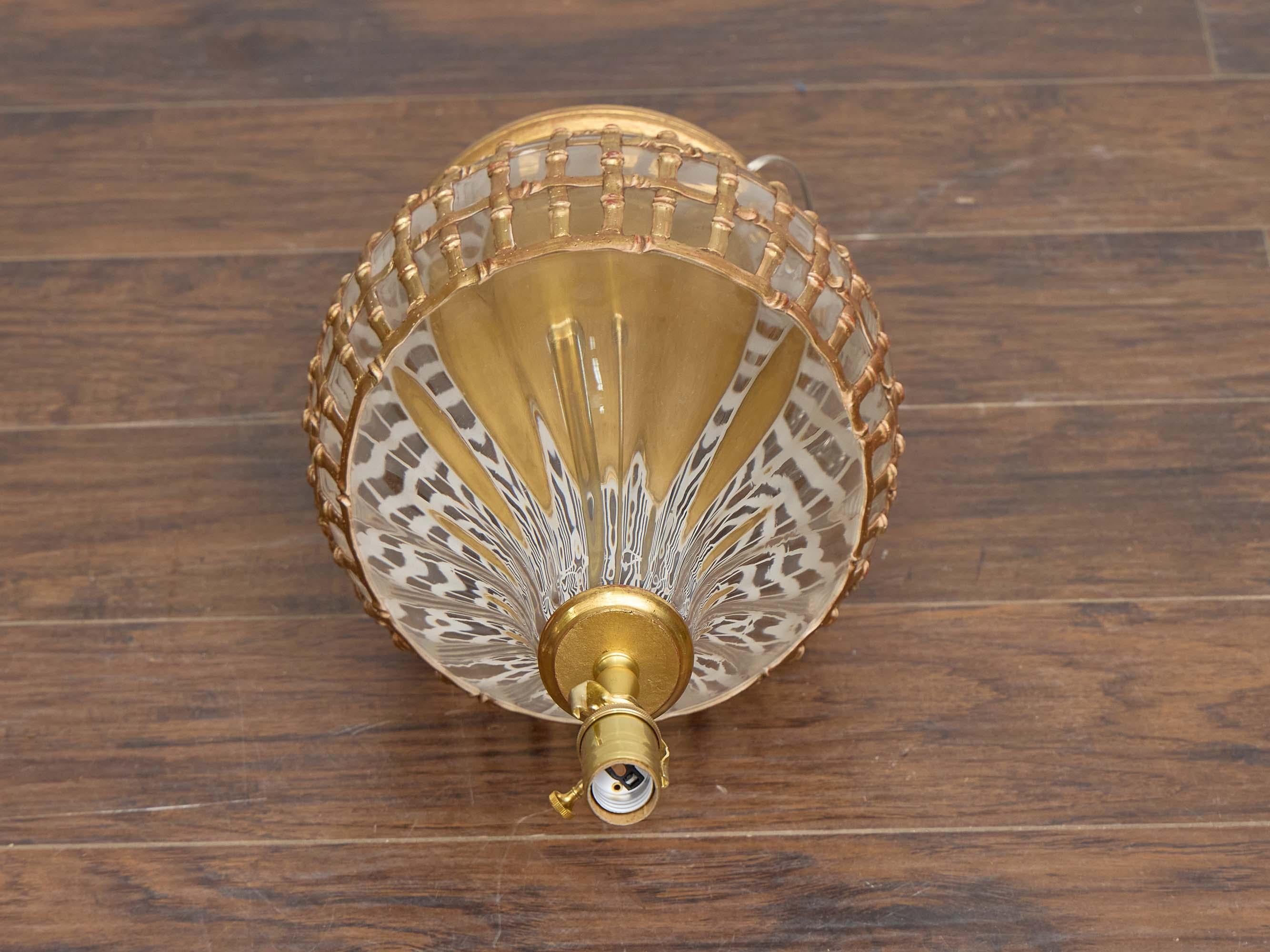 XX secolo Lampada da tavolo in vetro e bambù dorato con base rotonda, circa 1950 in vendita