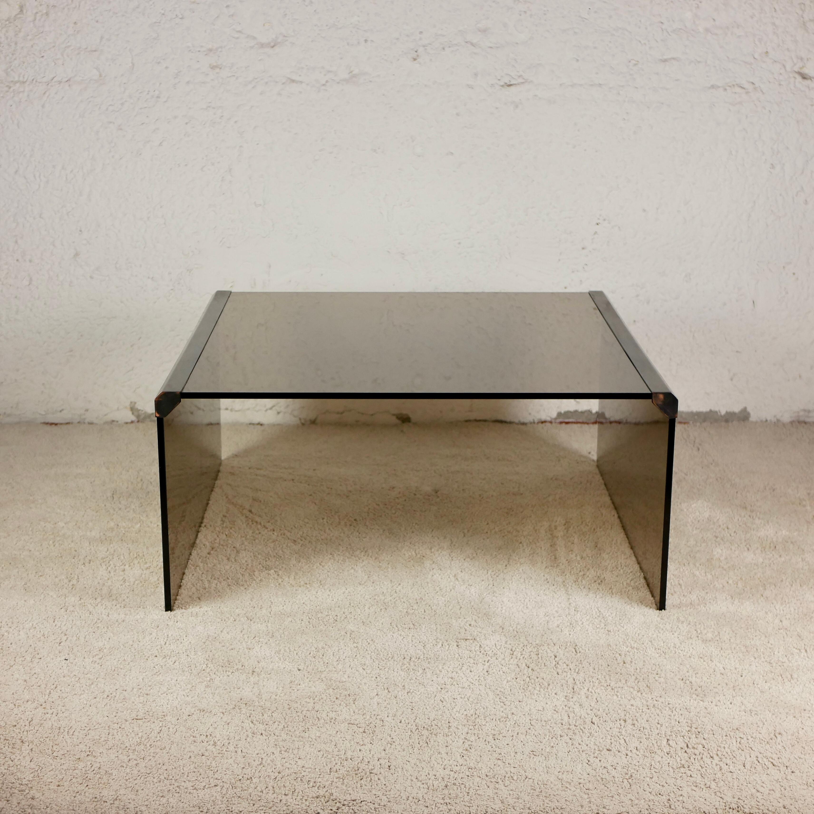 Less is more with this gorgeous large table designed by Pierangelo Gallotti for Gallotti & Radice made in Italy in the 1970s.
Smoked glass and patinated metal.
Very elegant.
Some scratches on the top.
We also have trois nesting tables matching