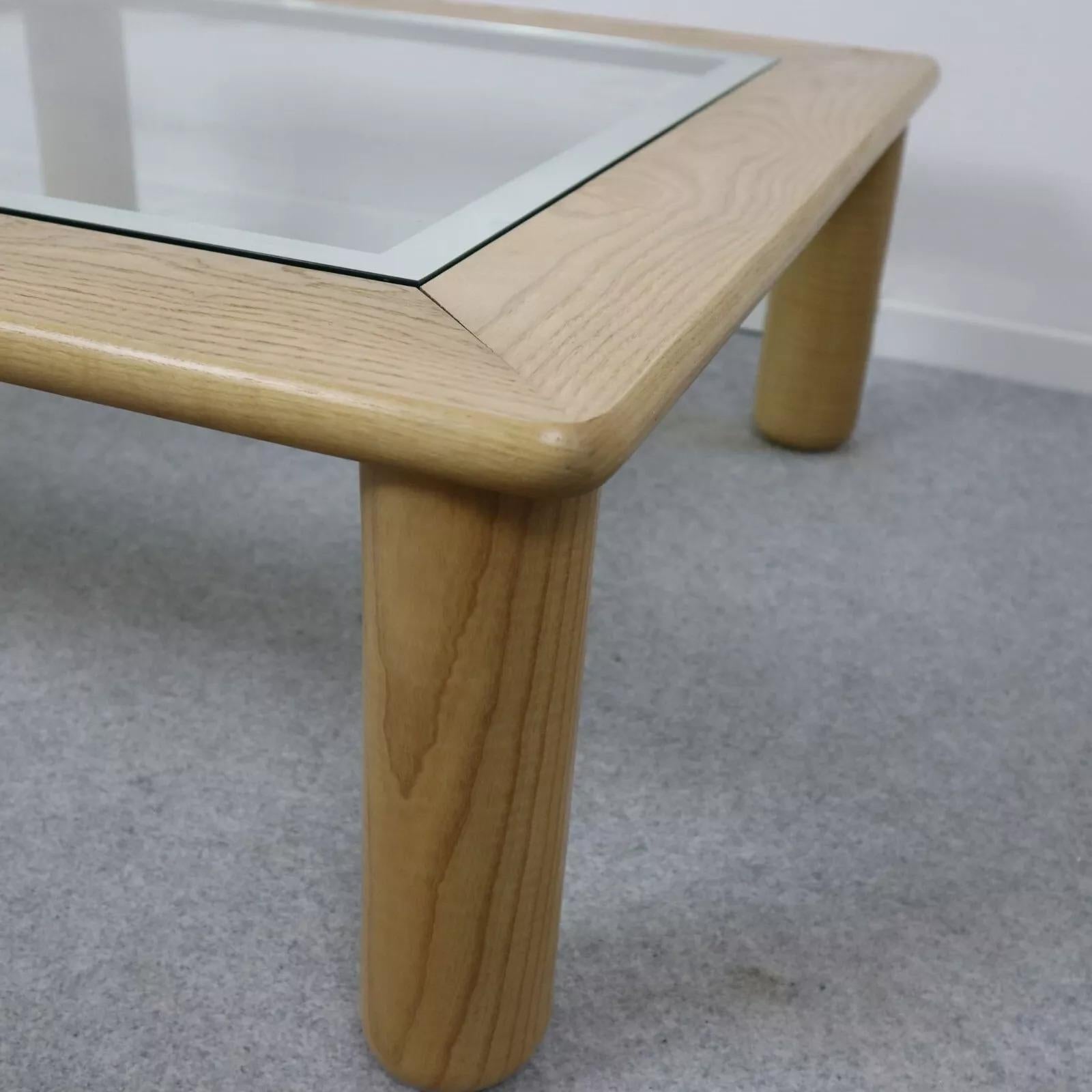 Fin du 20e siècle Table basse italienne en verre et chêne à la manière d'Afra & Tobia Scarpa, années 1970. en vente