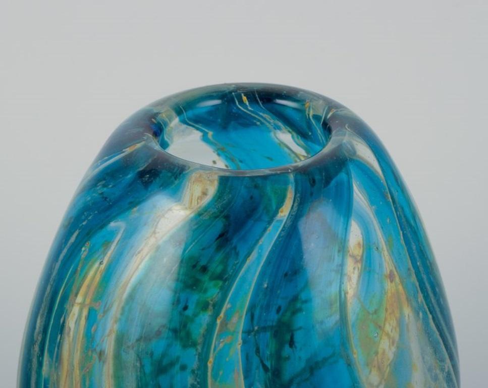 Moderne Artiste verrier italien, vase d'art en verre unique au design moderniste.  Vers 1980. en vente