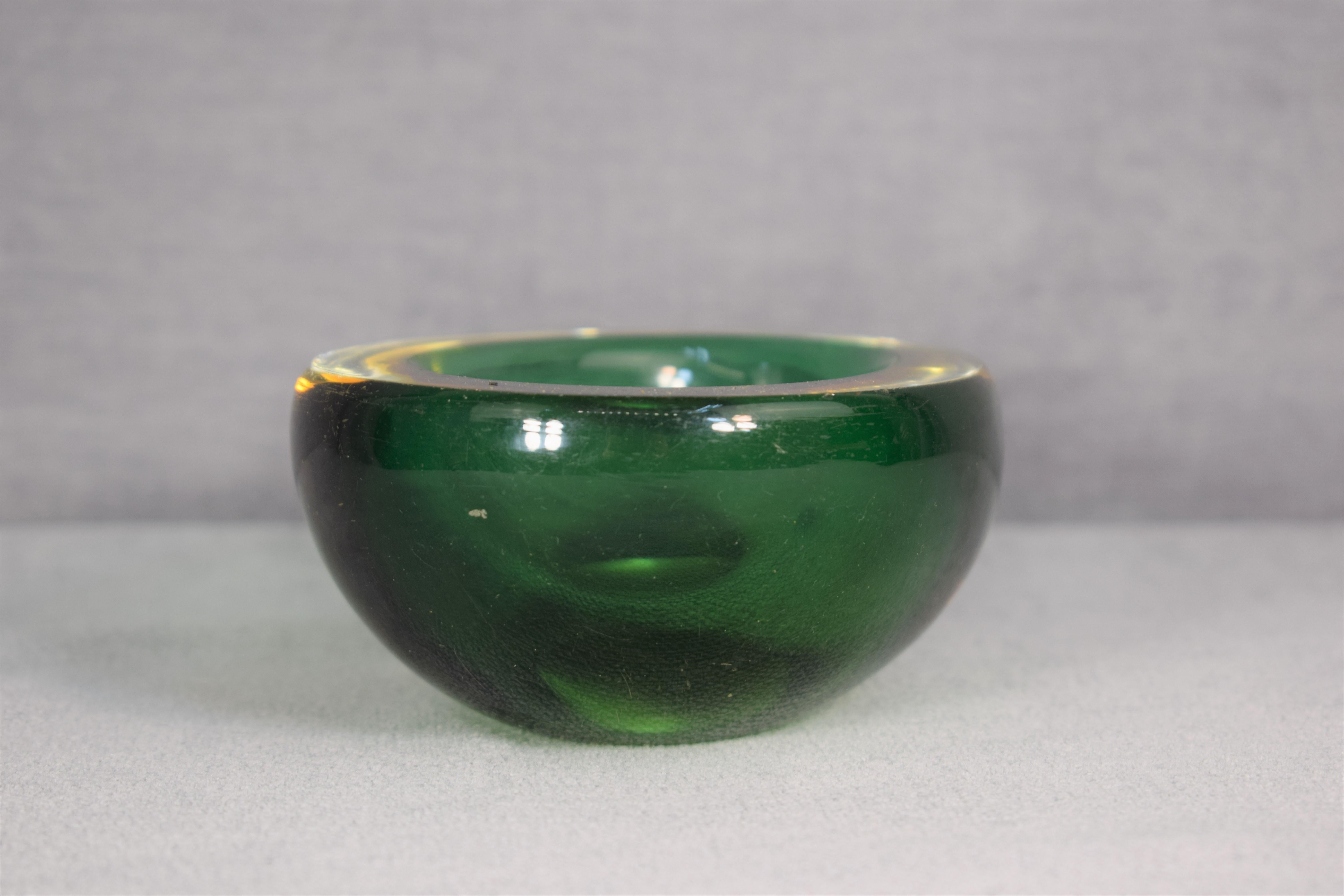 Italian glass ashtray, Murano, 1960s
Dimensions: H= 5 cm; W= 12 cm; D= 10 cm.