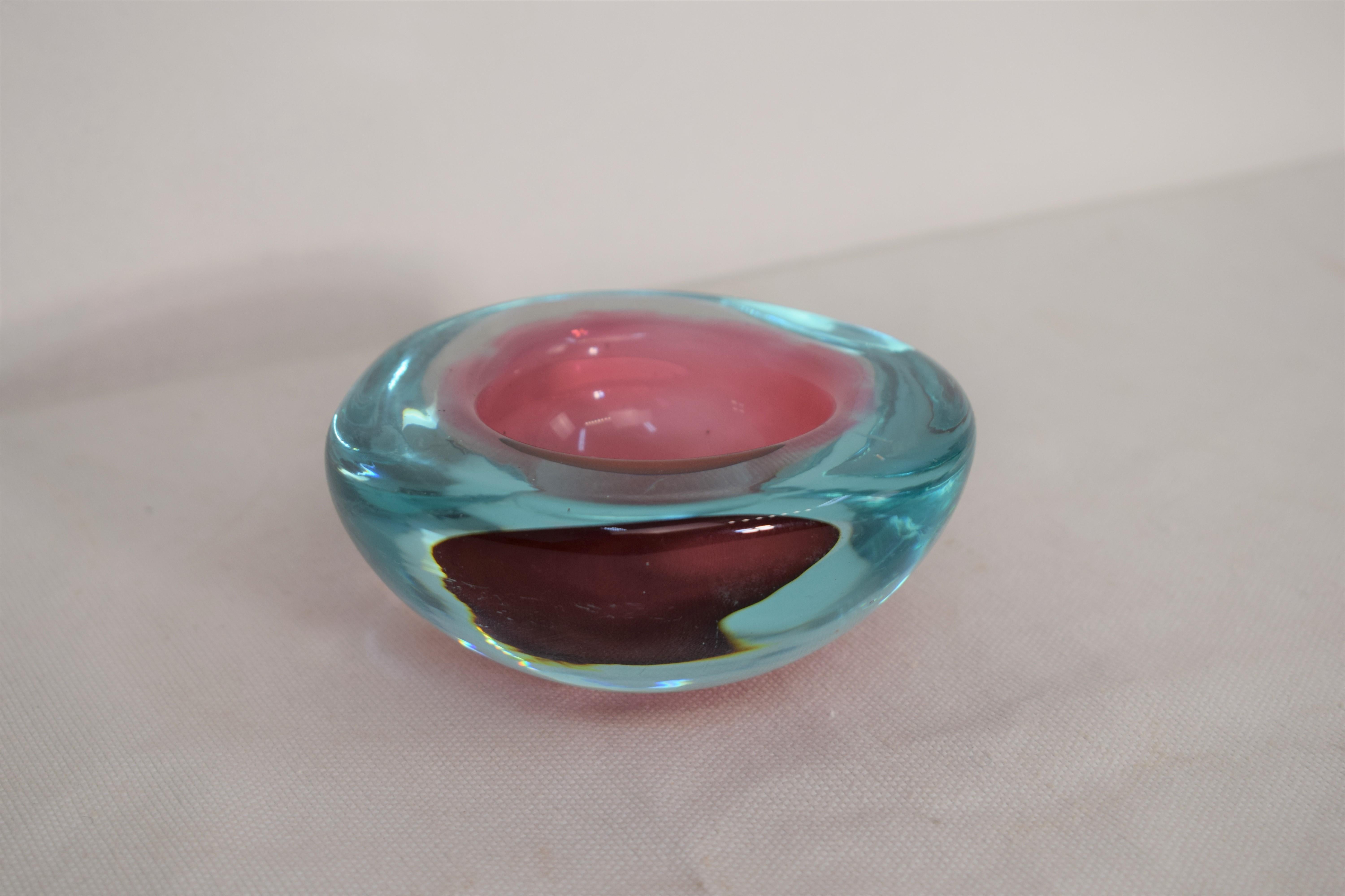 Italian glass bowl from Murano, 1960s.

Dimensions: H= 5 cm; D= 10 cm.