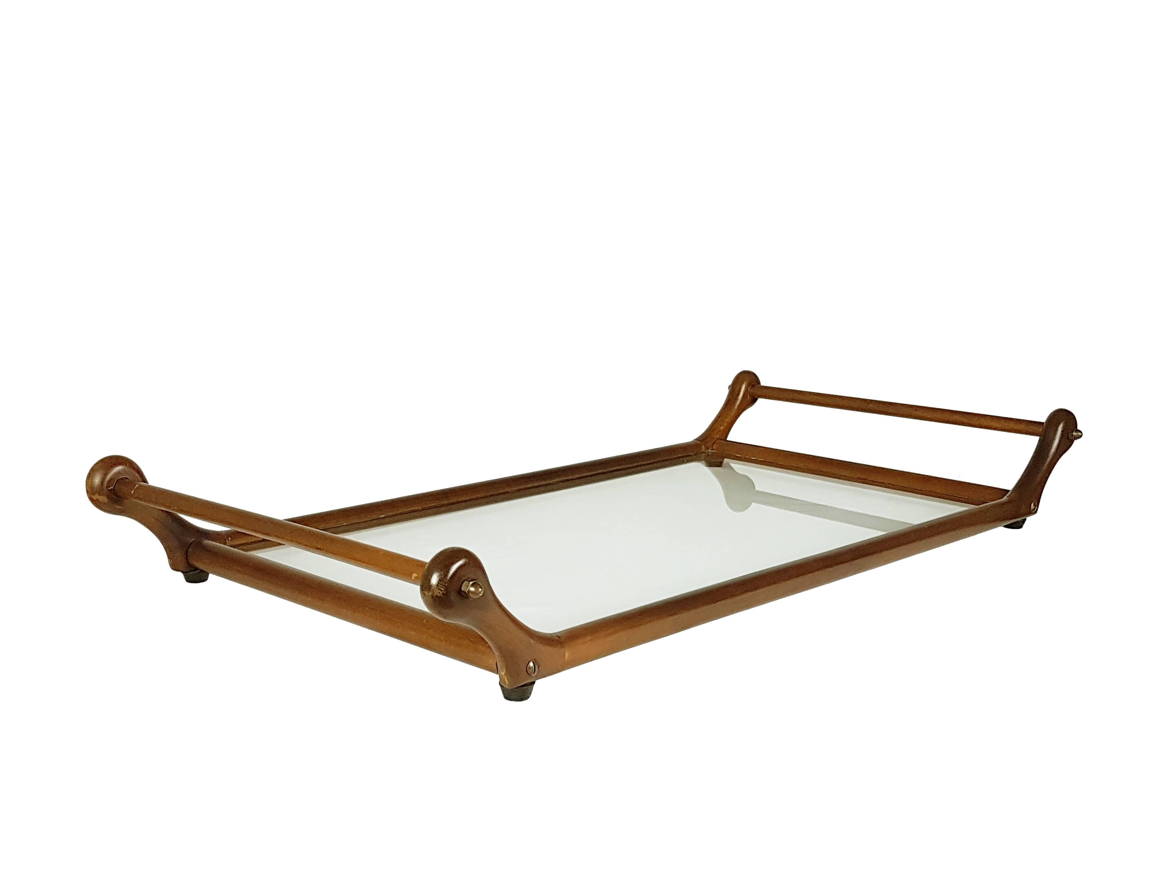 Esta escultural bandeja de servir con asas perfiladas está fabricada con madera, latón y bandeja de cristal. Sigue estando en muy buen estado.