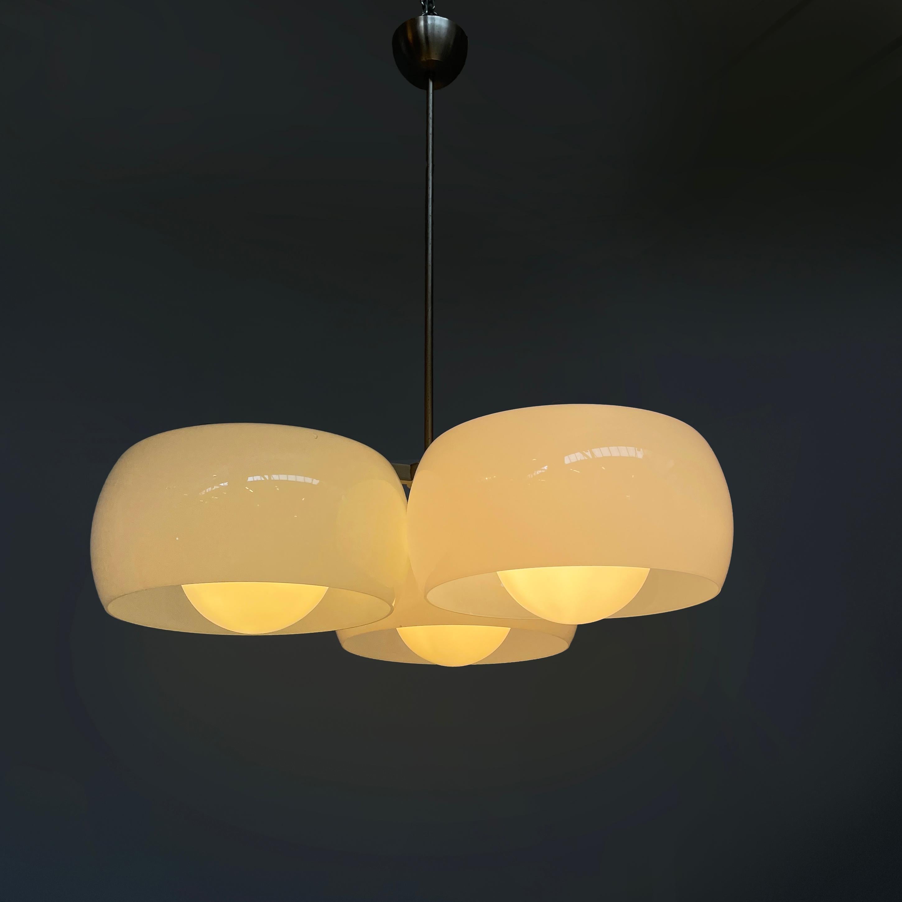 Italian mid-century modern Glass and brass chandelier Triclinio by Vico Magistretti for Artemide, 1970s
Ceiling lamp or chandelier mod. Triclinio, with a structure composed of three lights with a rounded cylindrical diffuser and a sphere inside each