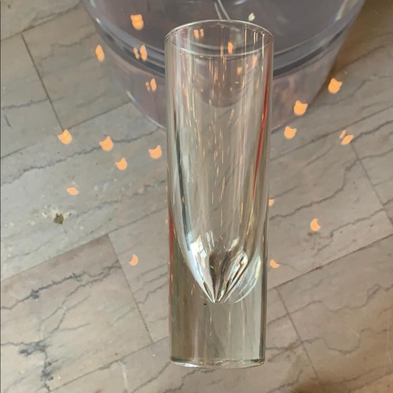 Beautiful vintage murano glass bud vase in a bullet shaped form, free of chips or cracks, signed Italy 34 and the letter B.

Measurements:
7 tall x 2.5 diameter (inches).