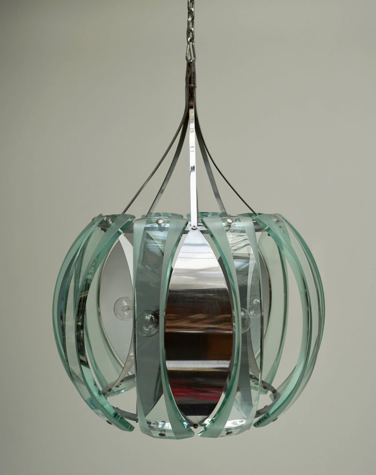 Italian chandelier with five E14 bulbs and one E27 bulb.
Measures: Diameter 50 cm.
Height fixture 38 and 67 cm.
Total height with the chain 130 cm.