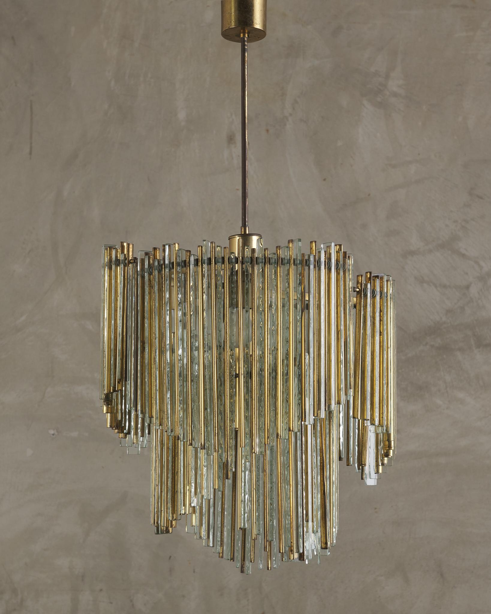 Lampadario anni '70 dalle piccole proporzioni e dal grande glamour.