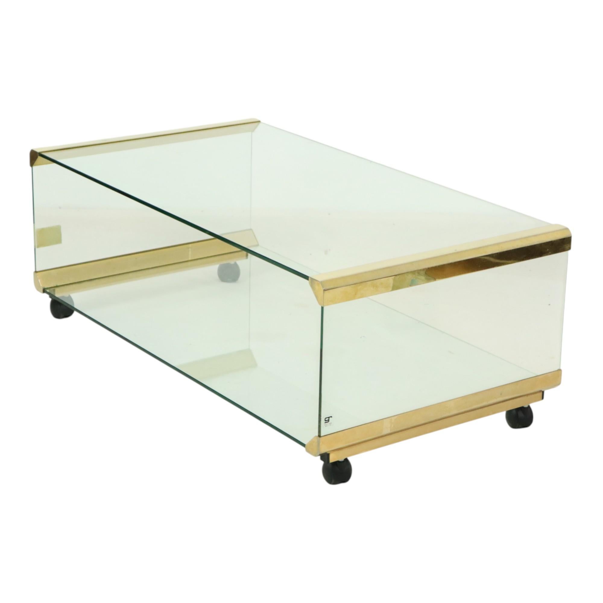 Tavolino italiano in vetro temperato e accenti in metallo dorato, di Gallotti & Radice, un oggetto di design della fine della seconda metà del XX secolo, contrassegnato da un adesivo del produttore.

Questo tavolino è di ottima qualità e può essere