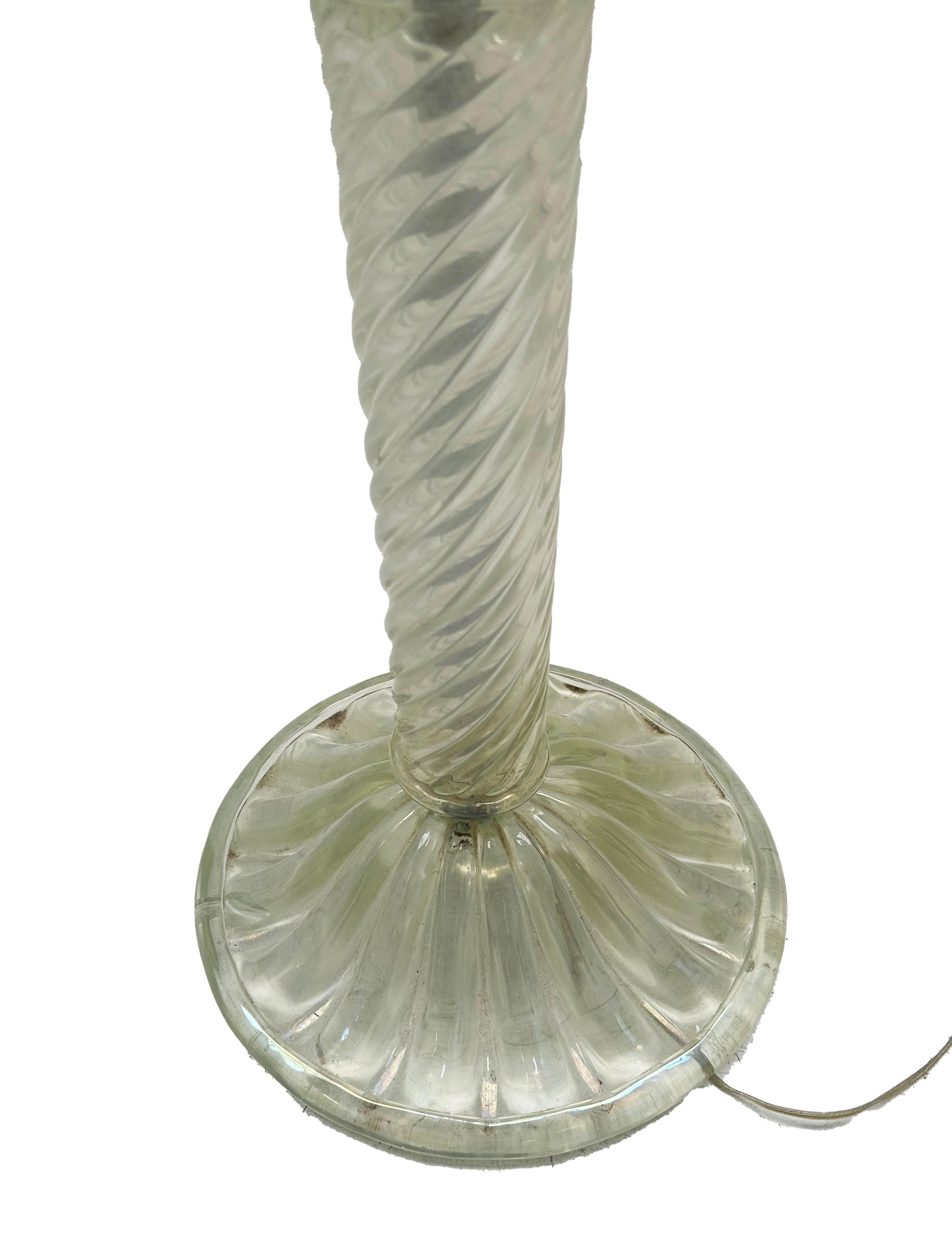 Lampada in vetro di Murano di Seguso Vetri d'Arte - Design translucido irisé

Questa lampada eccezionale in vetro di Murano traslucido e irisé, firmata Seguso Vetri d'Arte (maison verrière emblématique de Murano dal 1397), vanta un design elegante e