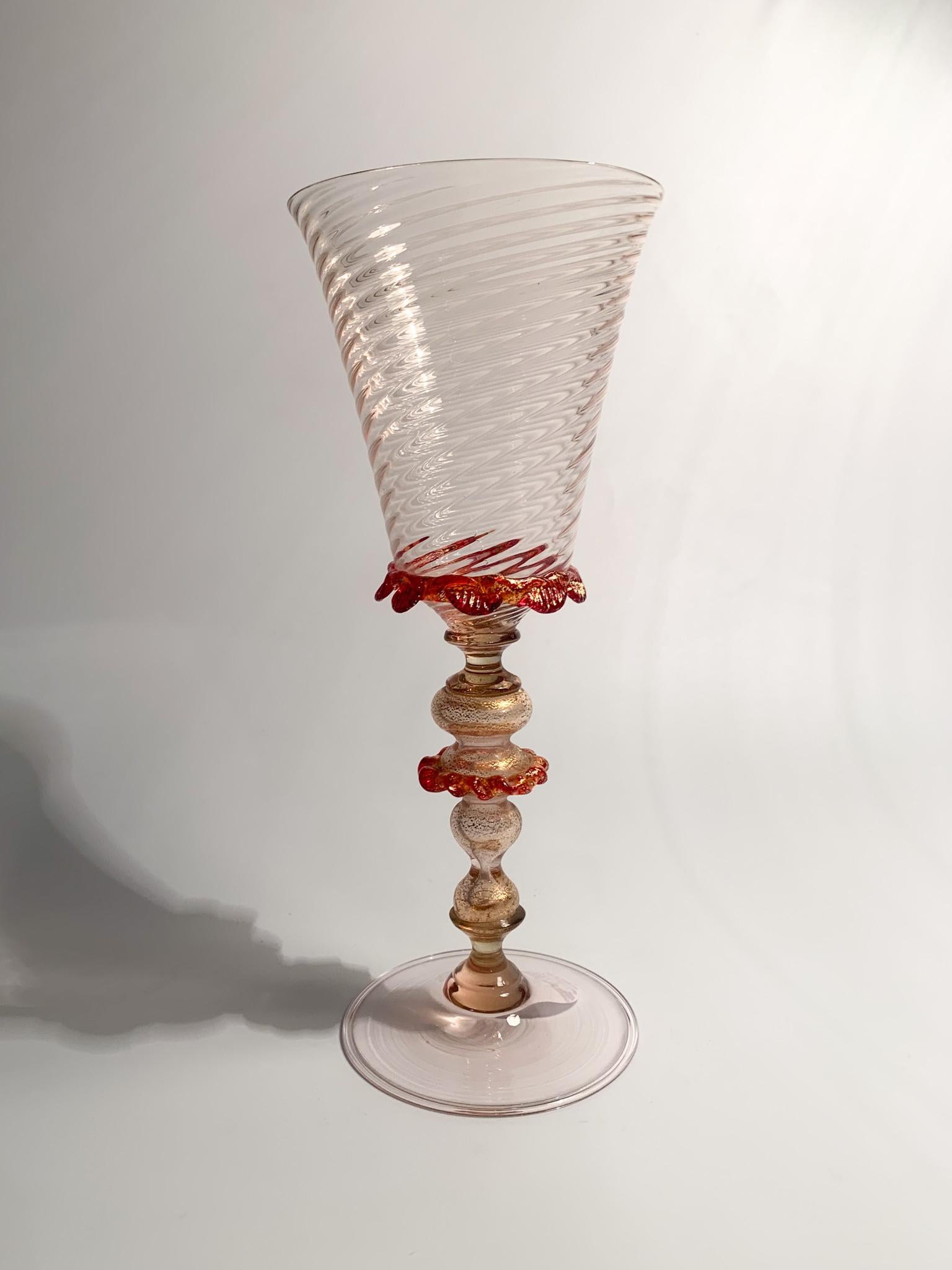 Collectable goblet in hand-blown Murano glass, pink and red with gold leaf, made in the 1950s

Ø 9 cm h 22 cm