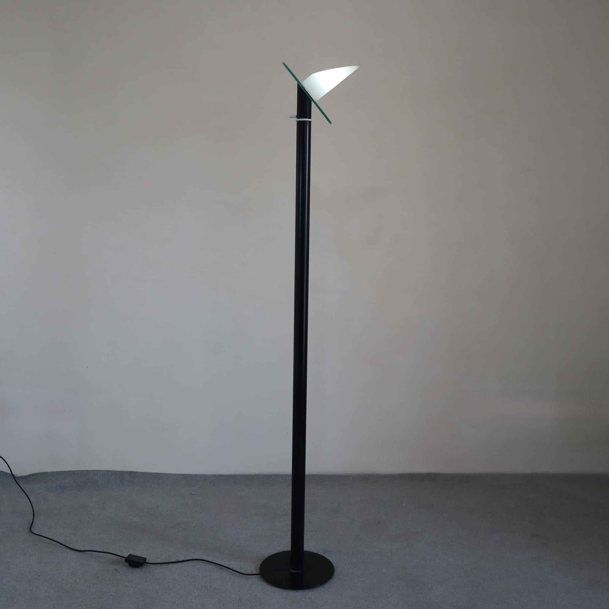 Lampada da terra moderna di metà secolo in vetro e metallo di Alfredo Barbini, Italia, 1970
Realizzata con cura e precisione in Italia, questa lampada da terra in vetro e metallo è attribuita al famoso maestro Alfredo Barbini, noto per la sua