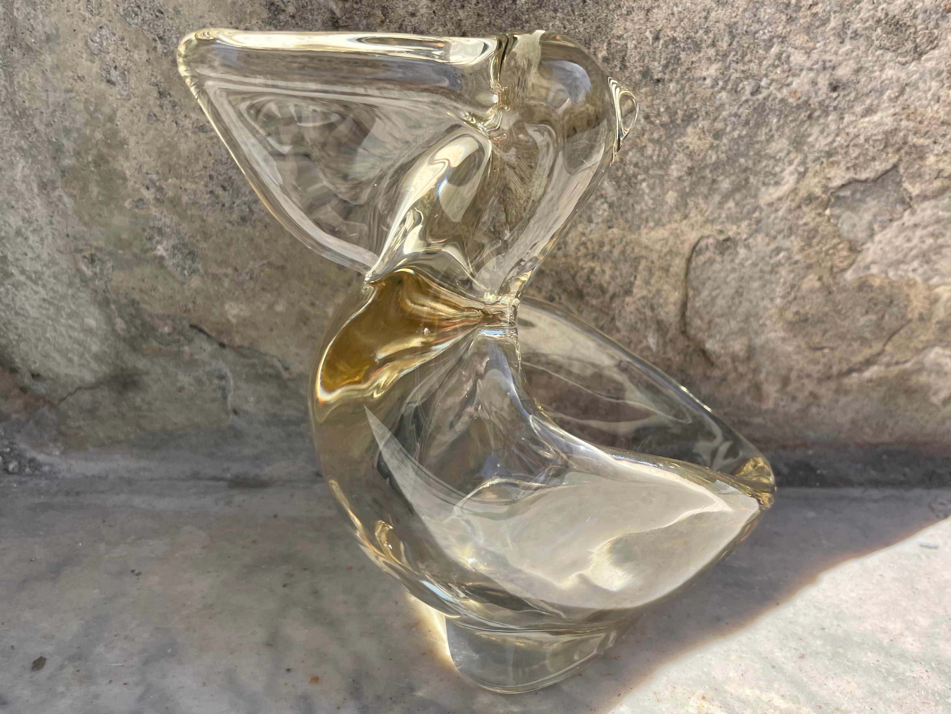Cuenco de pelícano de cristal italiano. Pelicano vintage de cristal soplado con cuerpo que encierra un pequeño cuenco para aperitivos de verano/tuercas entre sus alas, o monedas sueltas de casa de playa y llaves vide poche. Italia, mediados de
