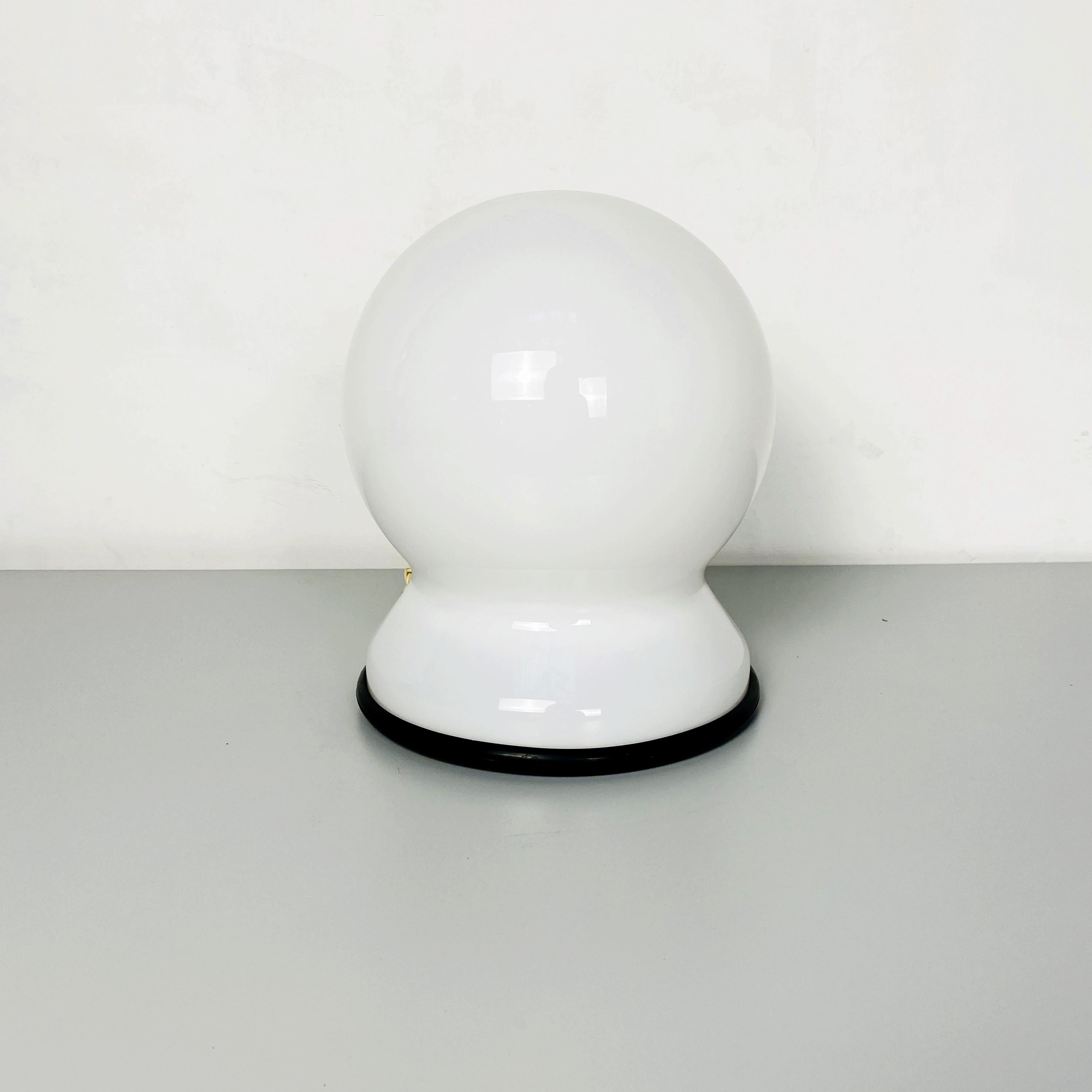 Italian glass table lamp Scafandro by Sergio Asti por Martinelli Luce, 1972
Glass table lamp Scafandro by Sergio Asti for Martinelli Luce, composed of a rubber base and white opal blown glass.

Good conditions

Measures: 26 x 37 H cm.

If you are