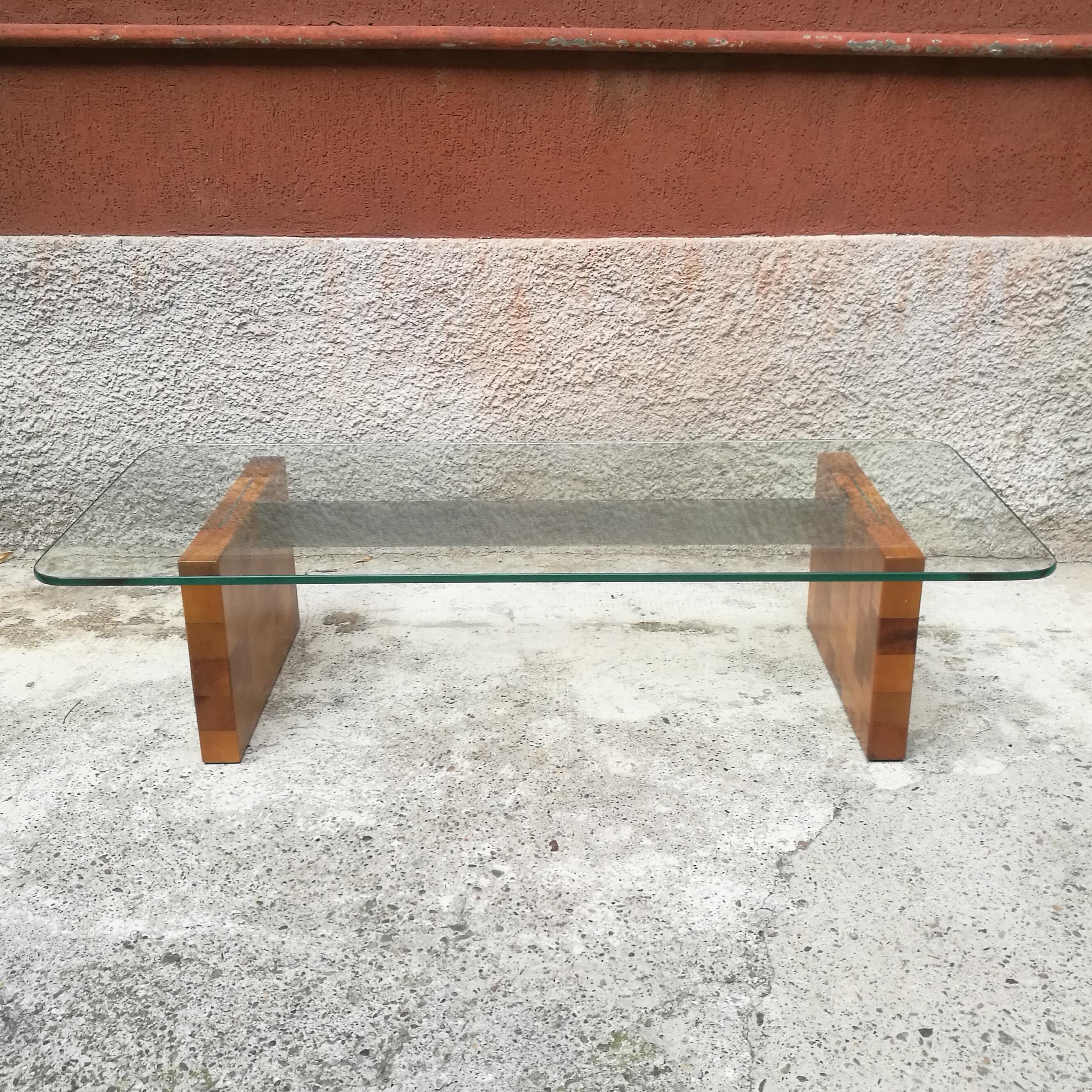 Italian glass top and wooden base coffee table, 1980s
Coffee table with sea water green glass top, wooden base and central support in chromed steel
Perfect conditions.