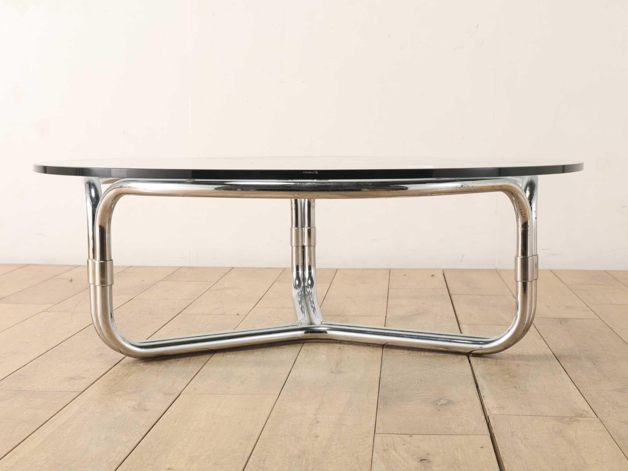 Italienischer Couchtisch mit Glasplatte 1970er Jahre im Angebot 5