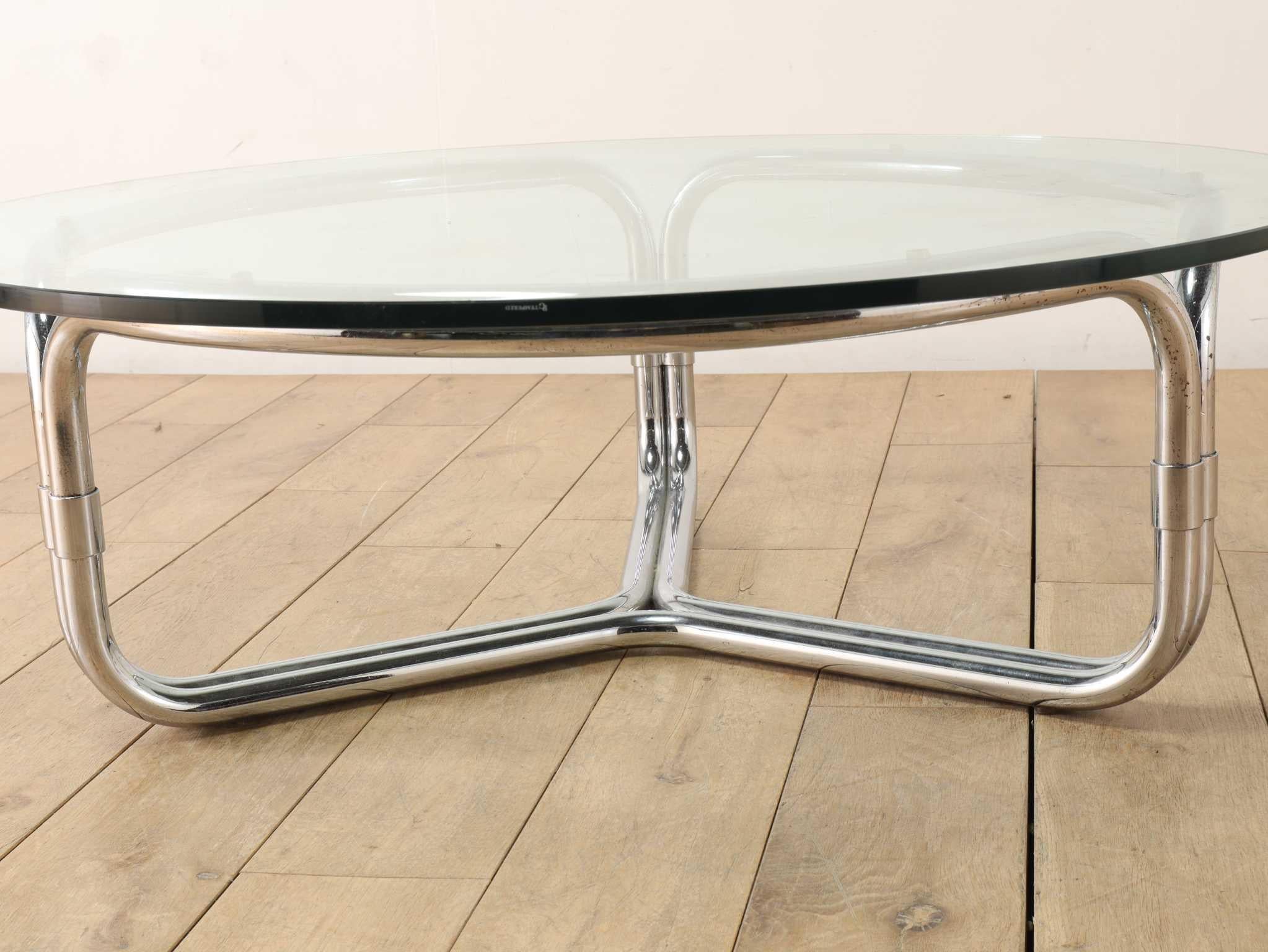 Italienischer Couchtisch mit Glasplatte 1970er Jahre im Angebot 7