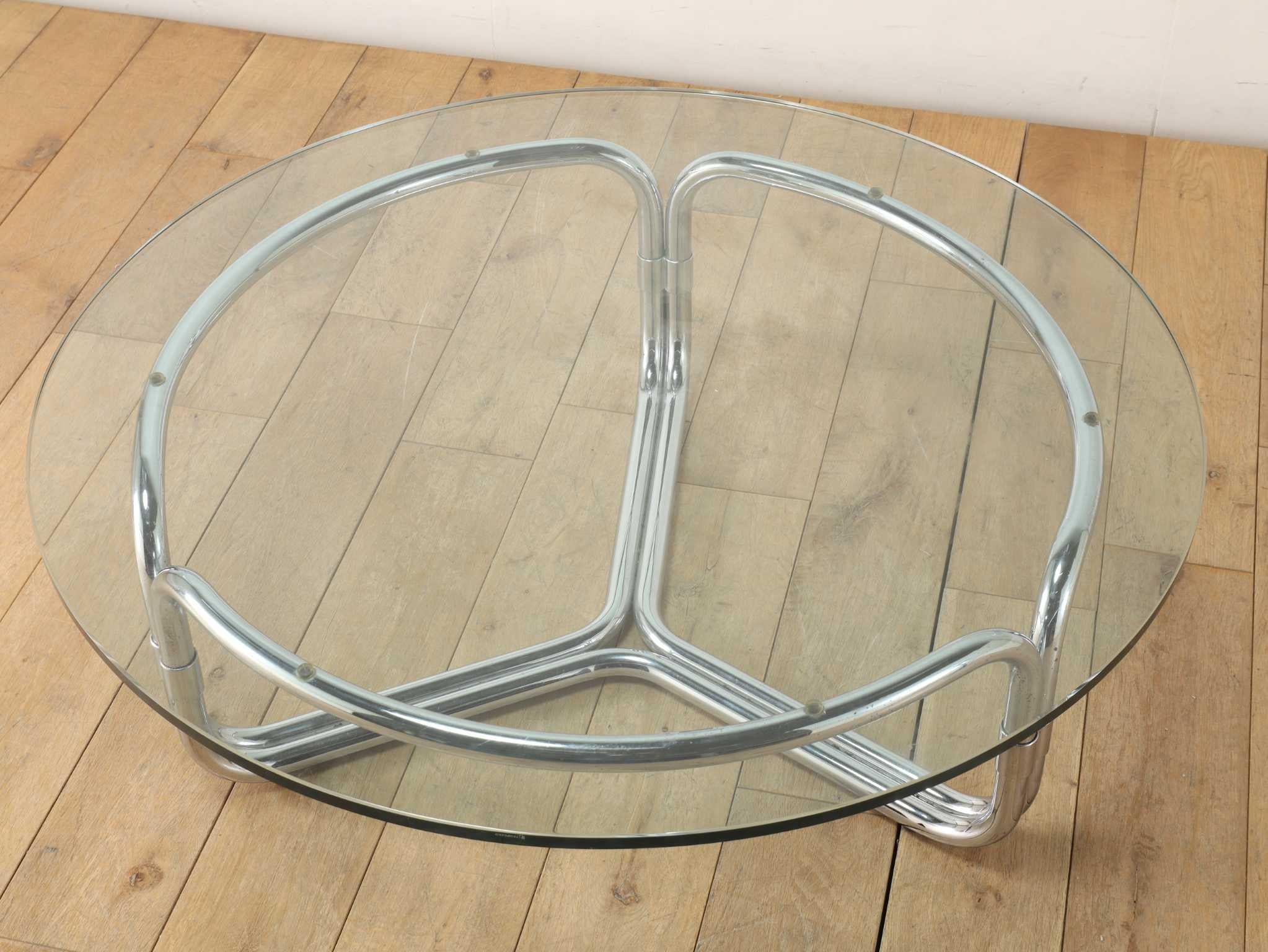 Italienischer Couchtisch mit Glasplatte 1970er Jahre (Moderne der Mitte des Jahrhunderts) im Angebot