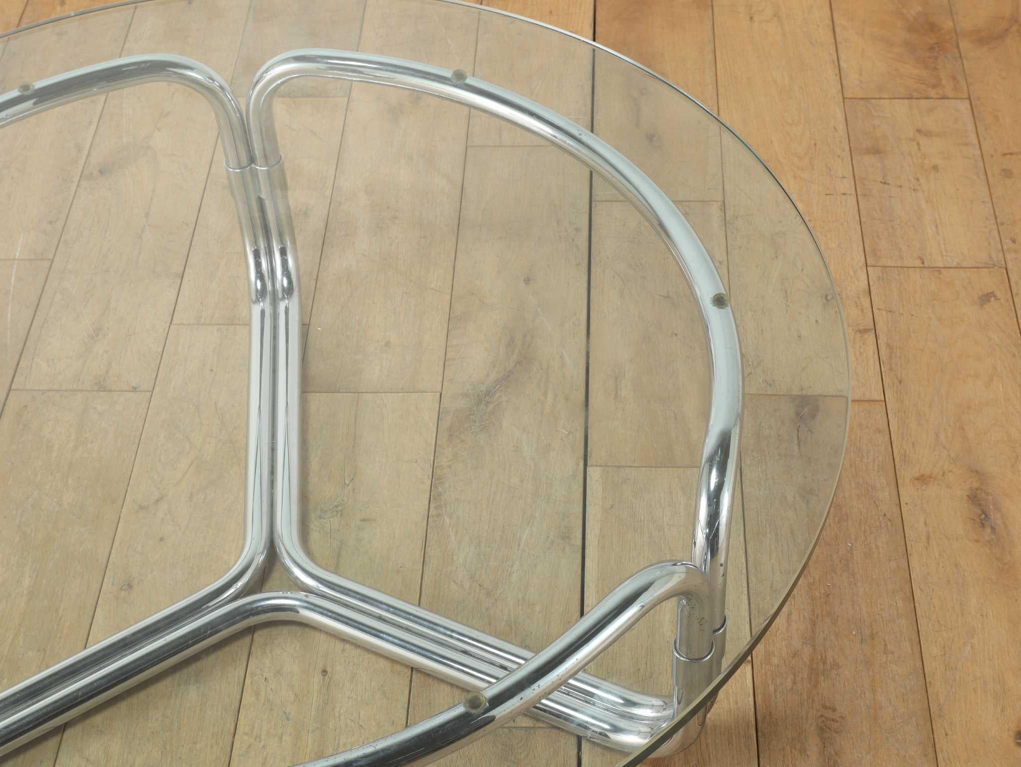 Italienischer Couchtisch mit Glasplatte 1970er Jahre (Ende des 20. Jahrhunderts) im Angebot