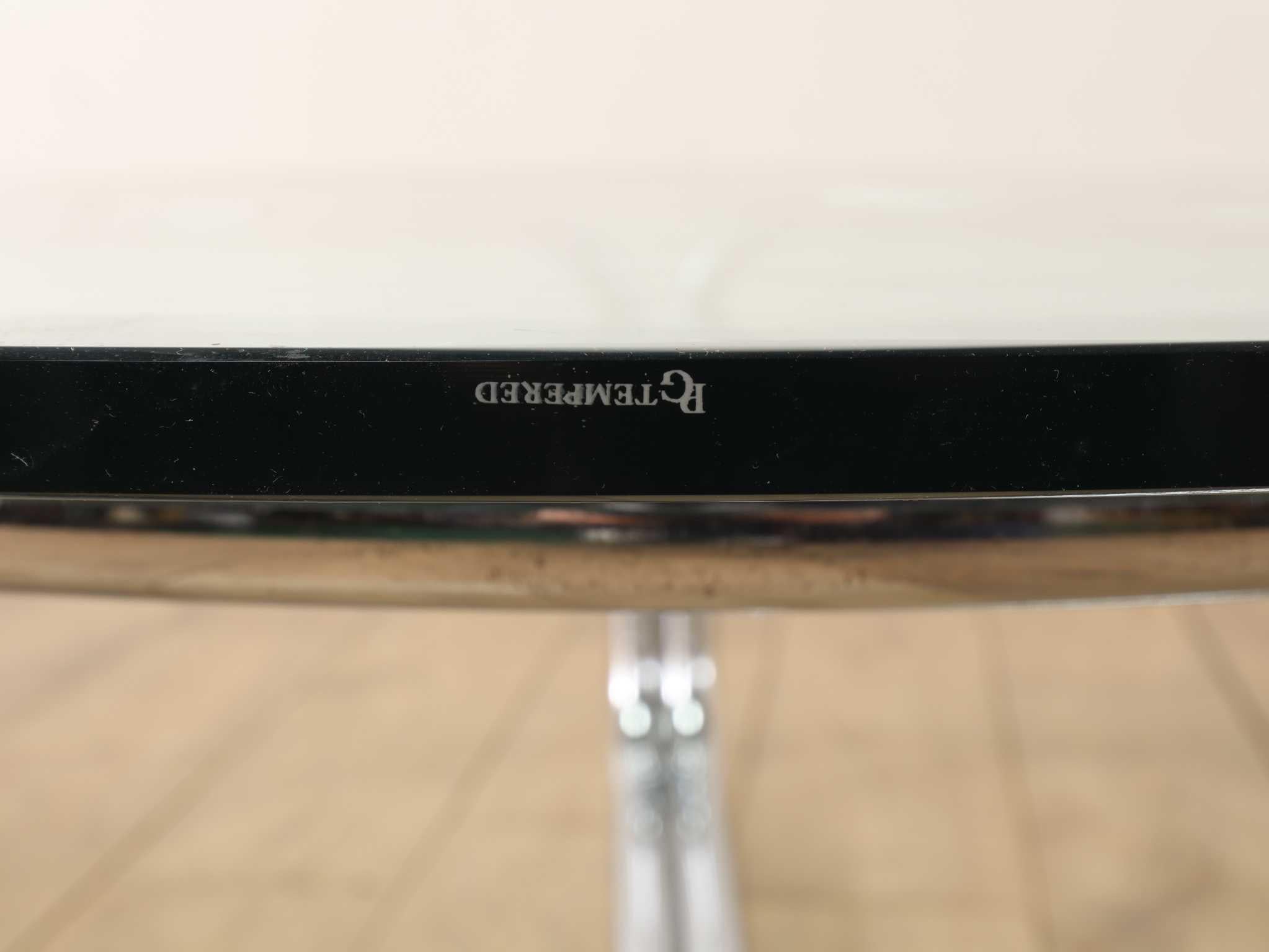 Italienischer Couchtisch mit Glasplatte 1970er Jahre im Angebot 2
