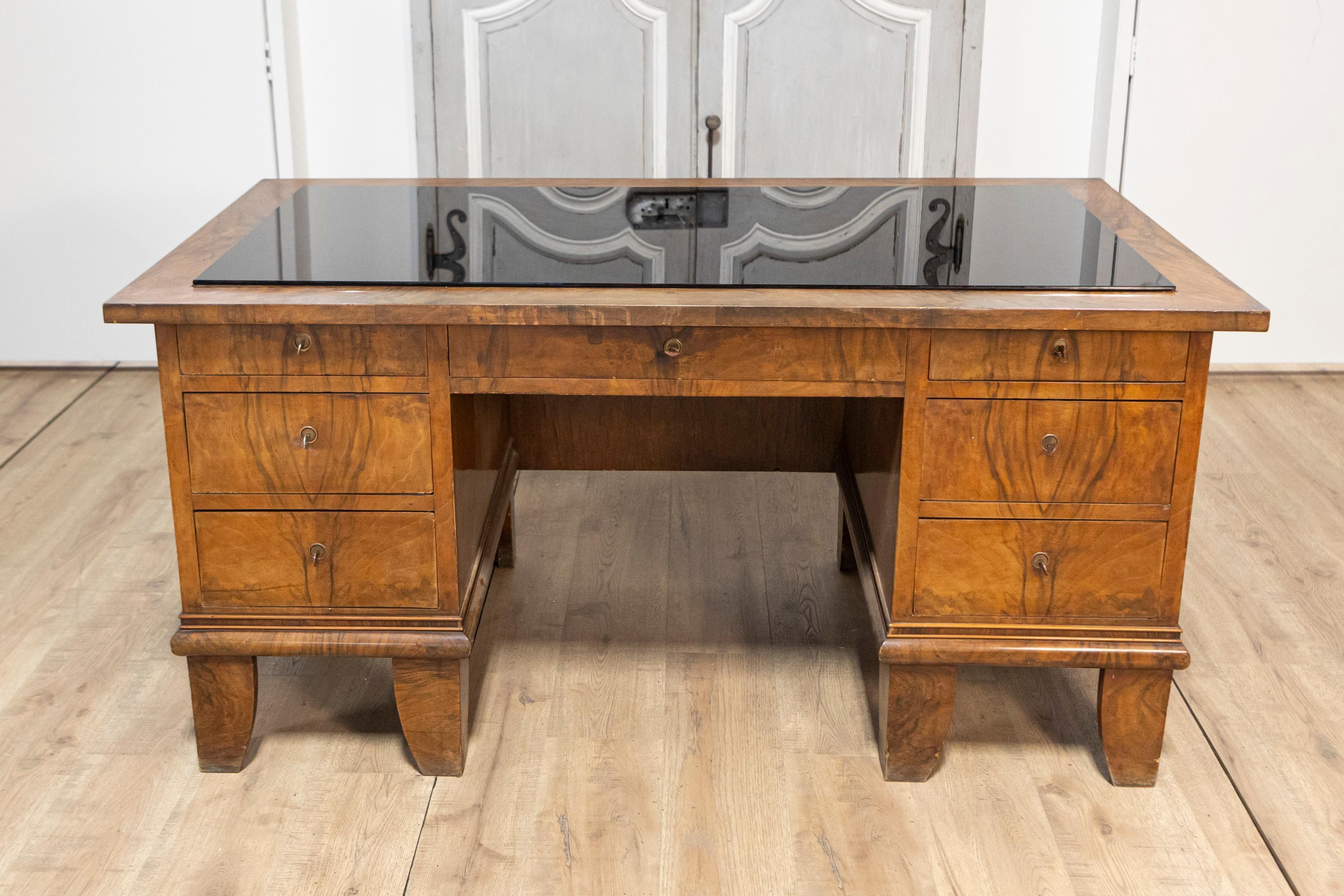 Dieser beeindruckende italienische Schreibtisch aus dem 20. Jahrhundert verfügt über eine glatte Glasplatte, die dem klassischen Design einen modernen Touch verleiht. Der Schreibtisch wurde in sorgfältiger Handarbeit aus reichem, warmem Holz