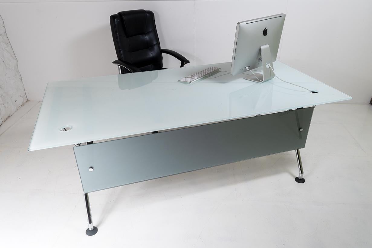 A Large Executive Desk, designed by Sir Norman Foster and manufactured by Tecno, Italy. This vintage example dates to late 1980s and in superb original condition. A modern and sleek desk designed by one of the most notable architects of his time.