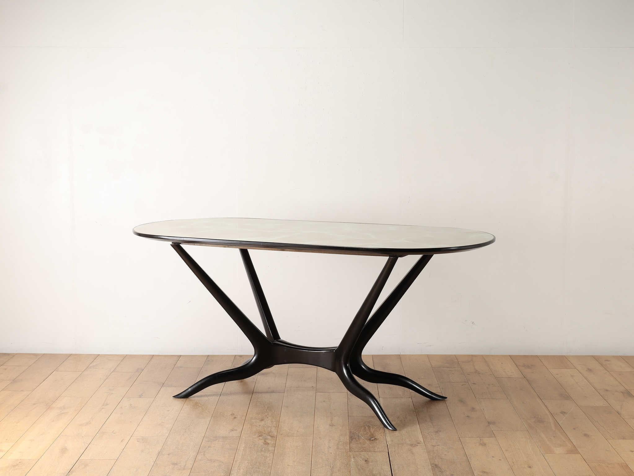 Cette table de salle à manger à plateau en verre présente des courbes douces et fluides, avec des lignes magnifiquement élancées à l'extrémité des pieds, ce qui ajoute un sentiment de grâce et d'élégance au design. Le plateau de table en verre