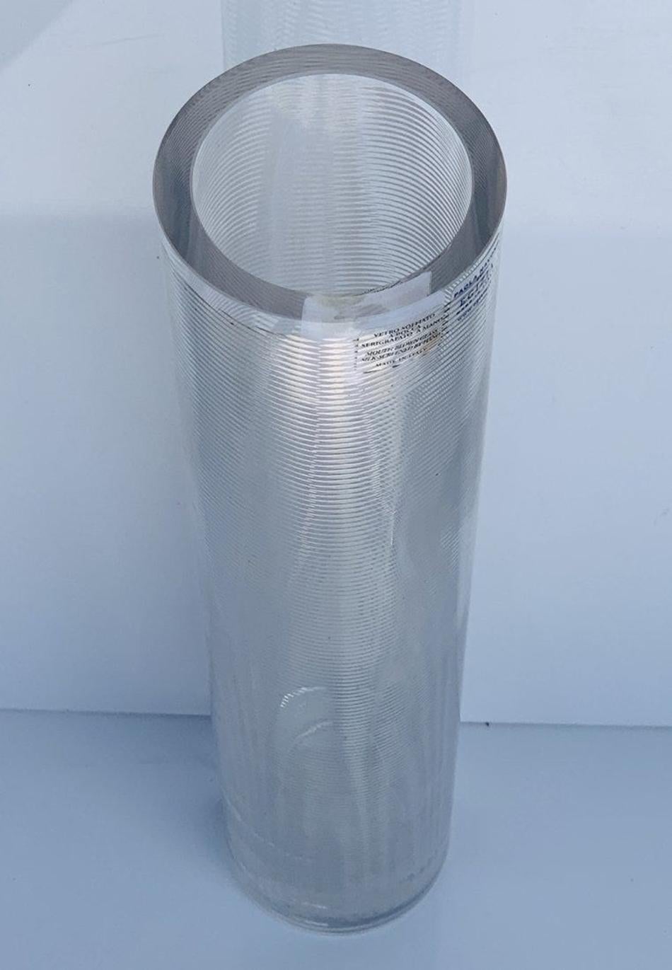 Schöne Glasvase, entworfen von Paola Navone, hergestellt von Sottsass Associati für Egizia.

Hergestellt im Jahr 1998.

Die Dekoration der Vase wird im Handsiebdruck mit 980/1000 Silber hergestellt und bei 540° gebrannt.

Maßnahmen: 
12 Zoll hoch x