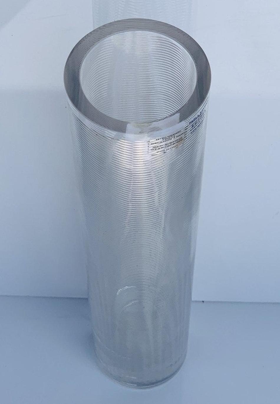 Bellissimo vaso in vetro disegnato da Paola Navone e prodotto da Sottsass Associati per Egizia.

Realizzato nel 1998.

La decorazione del vaso è realizzata in serigrafia a mano con argento 980/1000, cotto a 540°.

Misure: 
12 pollici di altezza x
