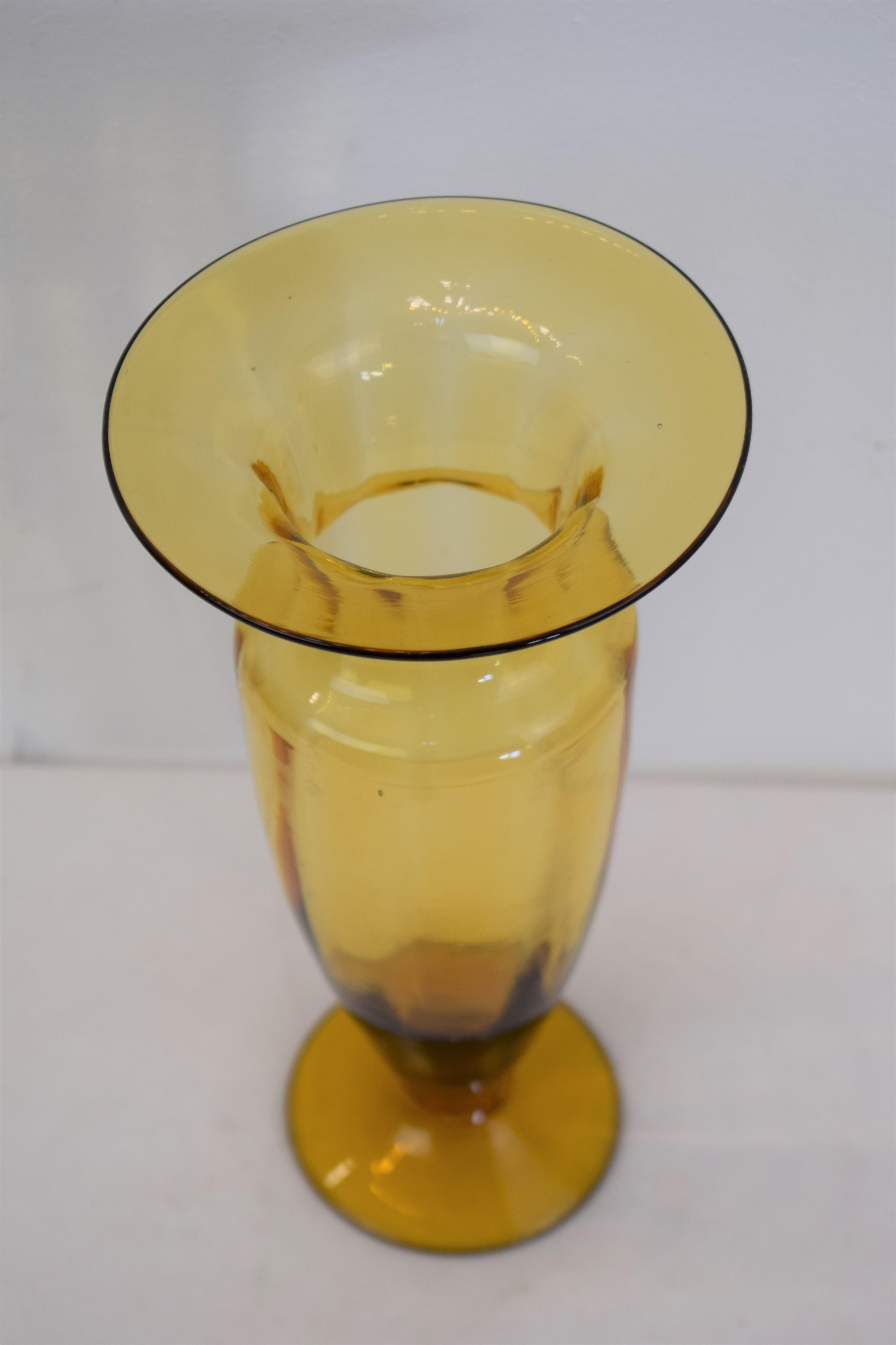 Italian glass vase by Vittorio Zecchin, 1930s.
Dimensions: H= 24 cm; D= 12 cm.