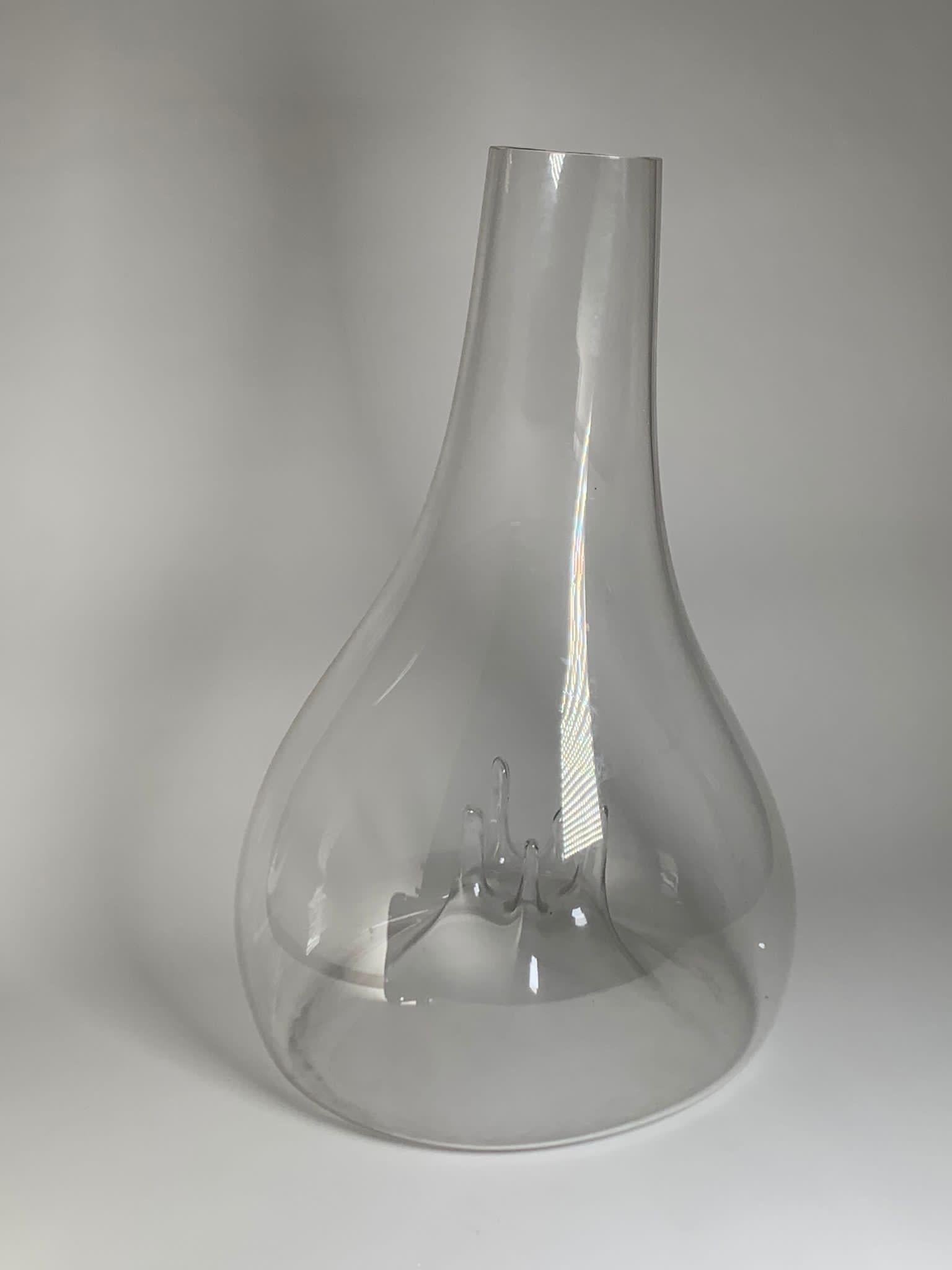 Italian Glass Vase Oltre Model by Toni Zuccheri for VeArt In Excellent Condition For Sale In Milan, Italy